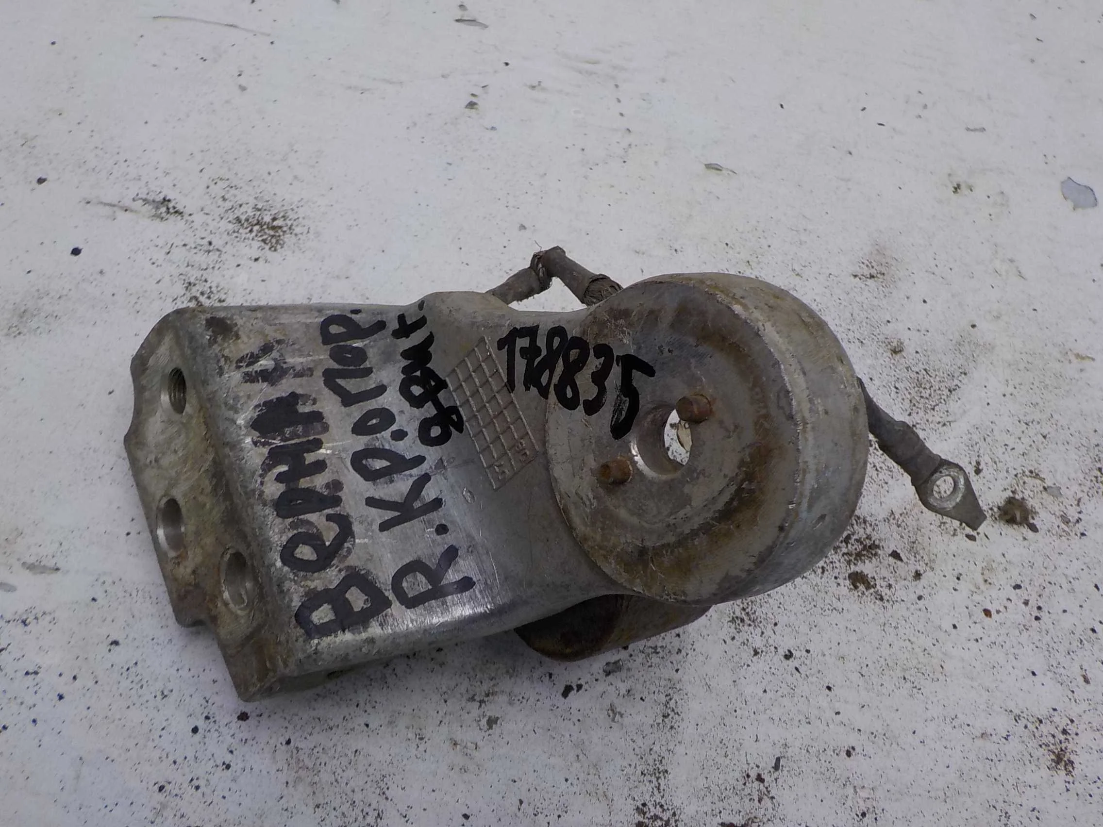 Кронштейн опоры двигателя Kia Rio II (2005—2009)