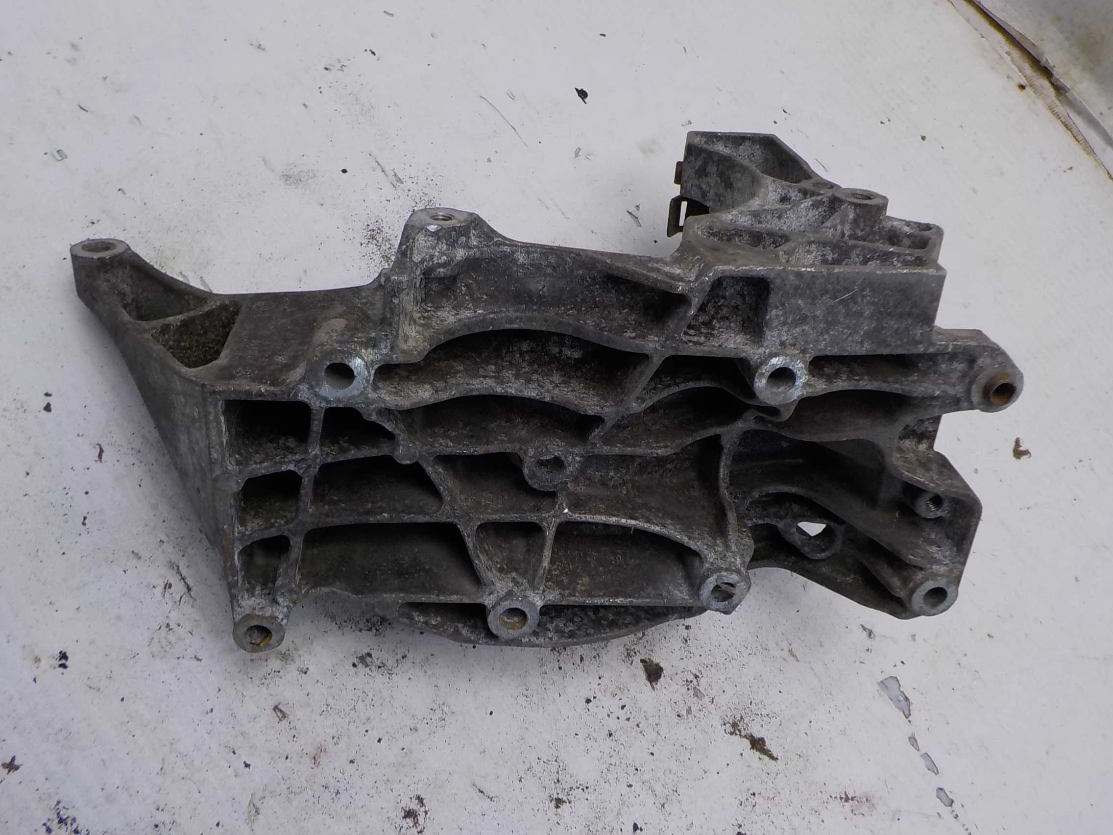 Кронштейн компрессора кондиционера BMW X5 E70 рестайлинг (2010—2013)