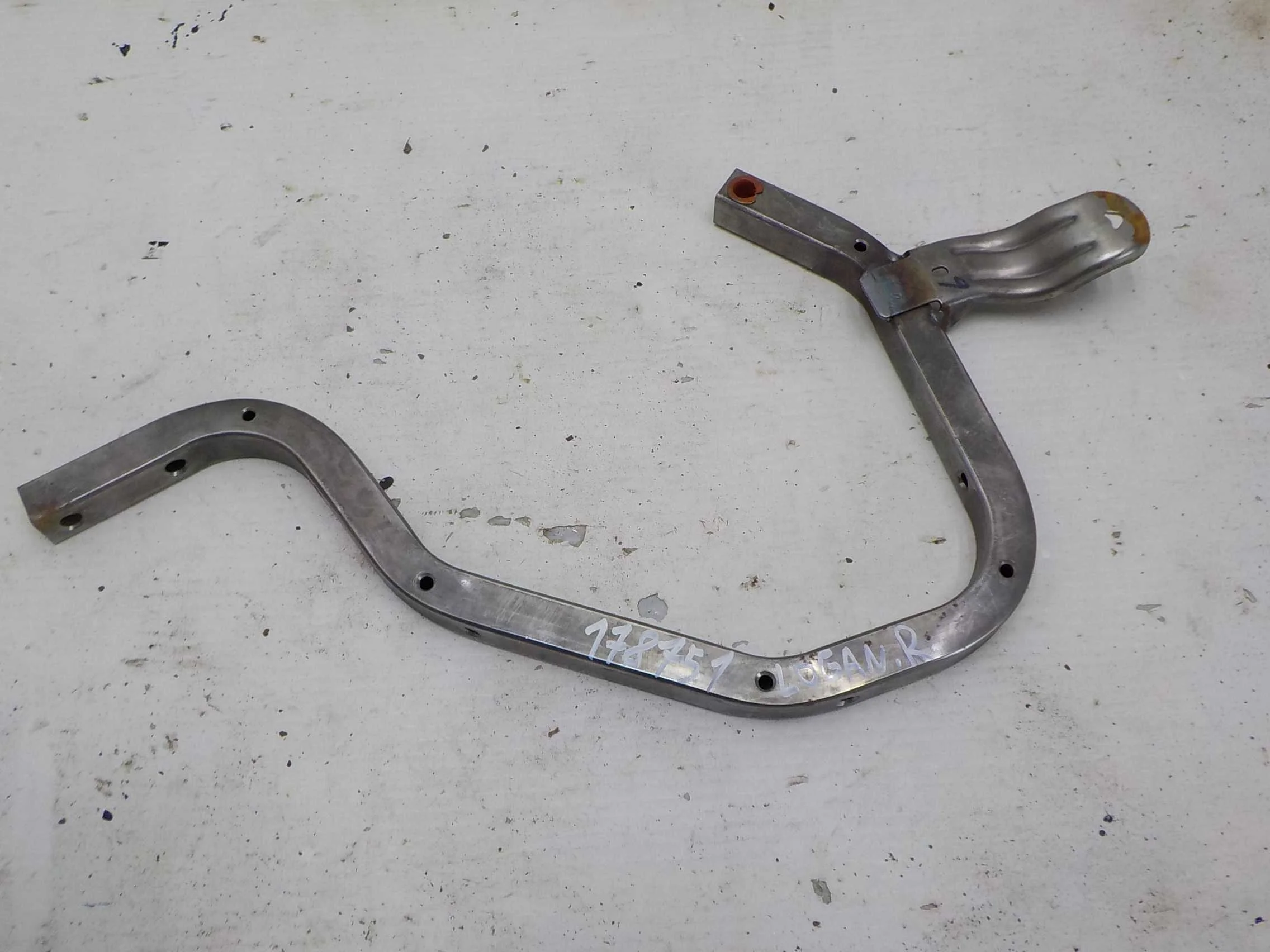 Петля крышки багажника Renault Logan I рестайлинг (2009—2015)  Право