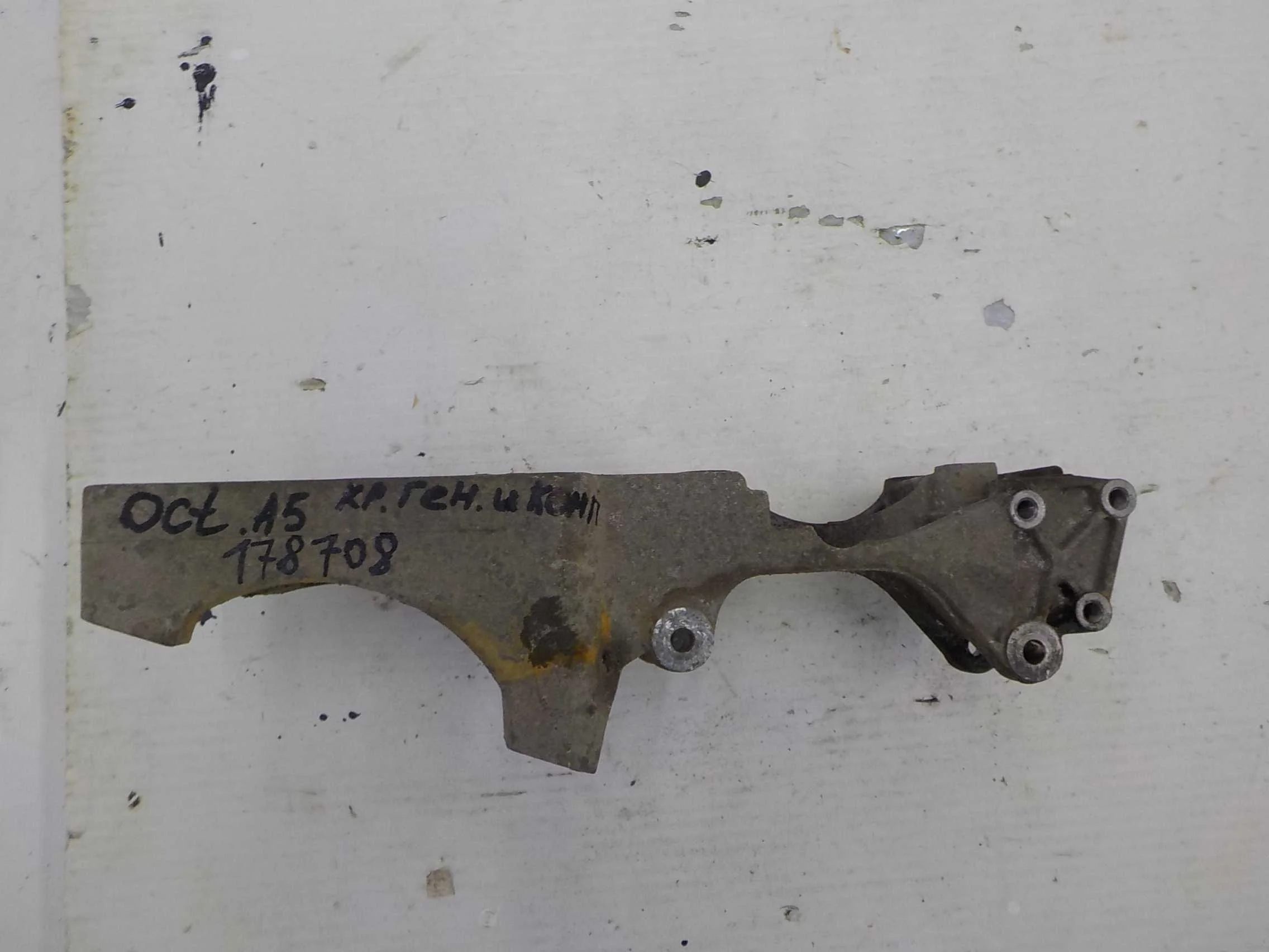 Кронштейн компрессора кондиционера Skoda Octavia II (2004—2009)