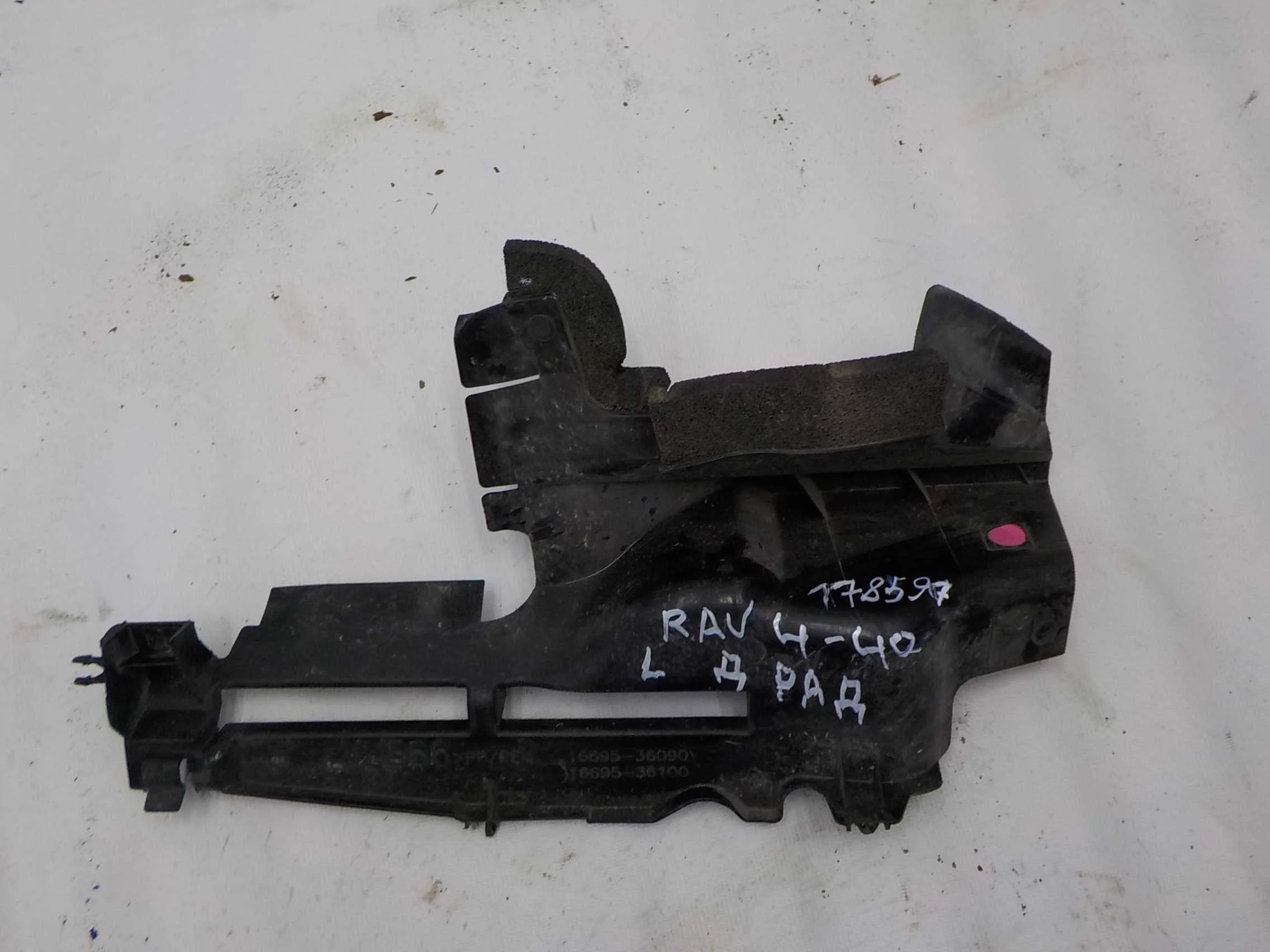 Дефлектор радиатора Toyota RAV4 IV (2012—2015)  Лево