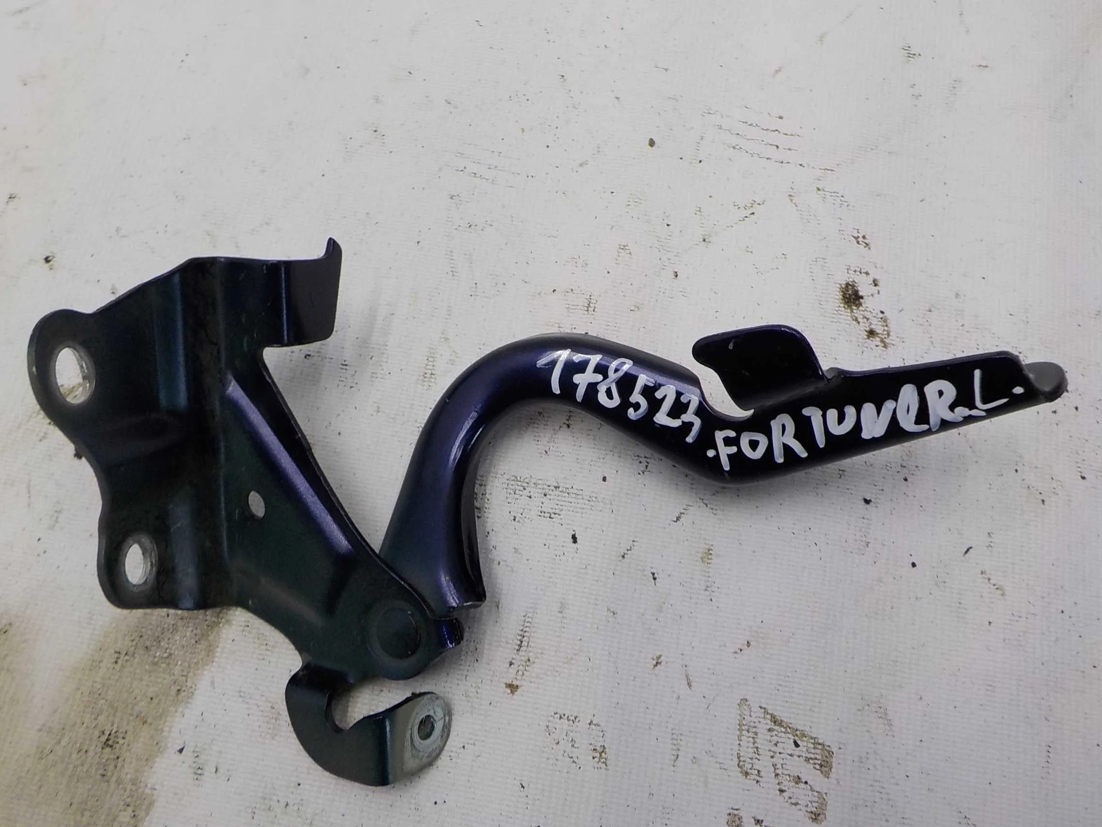 Петля капота Toyota Fortuner II (2015—2020)  Лево