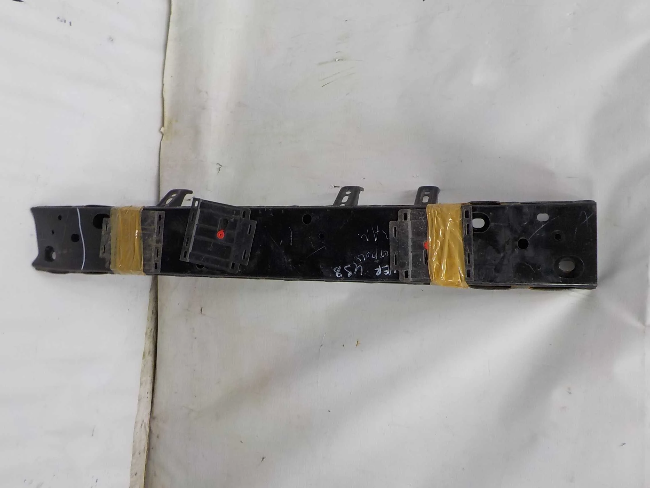 Усилитель бампера Toyota Hilux VIII (2015—2020) Зад