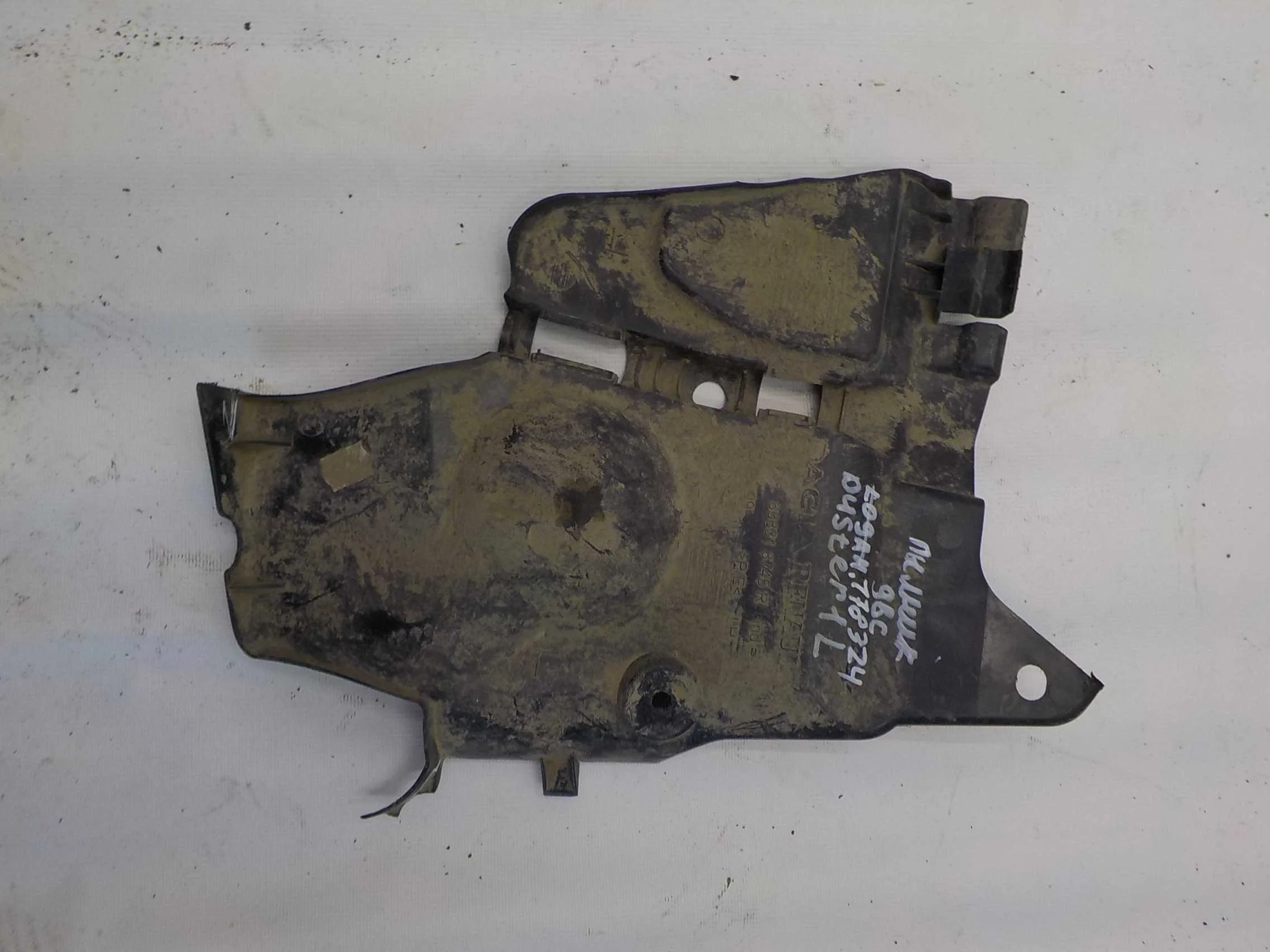 пыльник двс Renault Duster I (2010—2015)