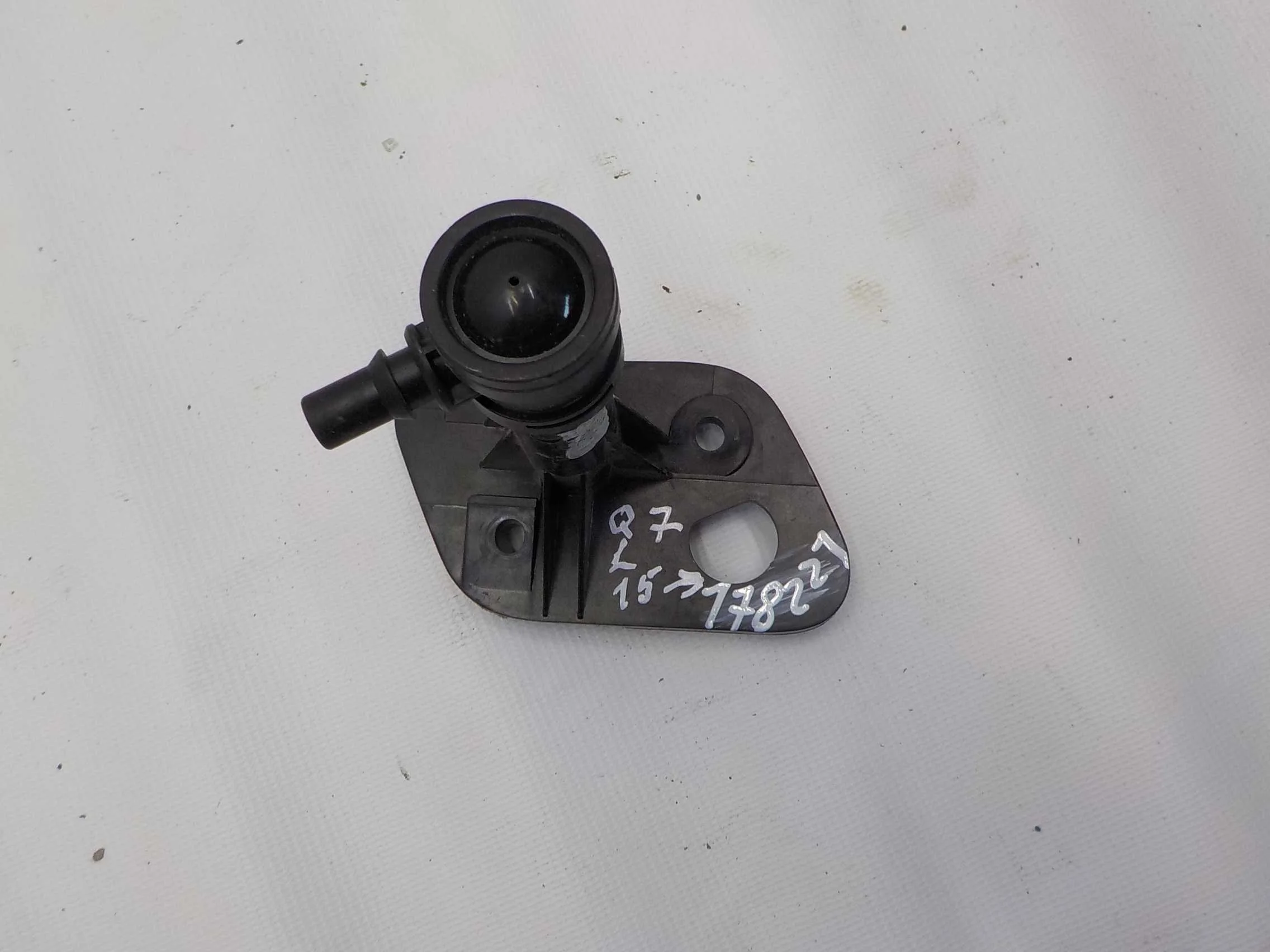 форсунка омывателя Audi Q7 4M (2015—2020)  Лево