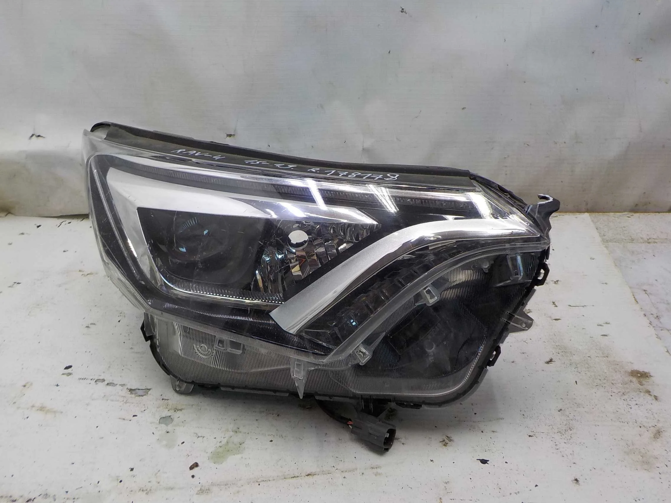 Фара Toyota RAV4 IV рестайлинг (2015—2019)  Право