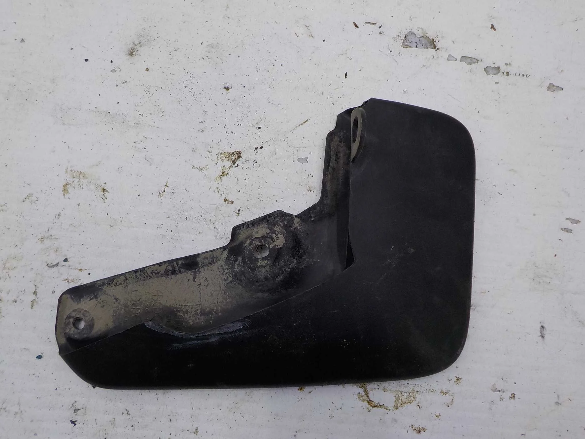 Брызговик Toyota RAV4 V (2018—2025) Перед Лево