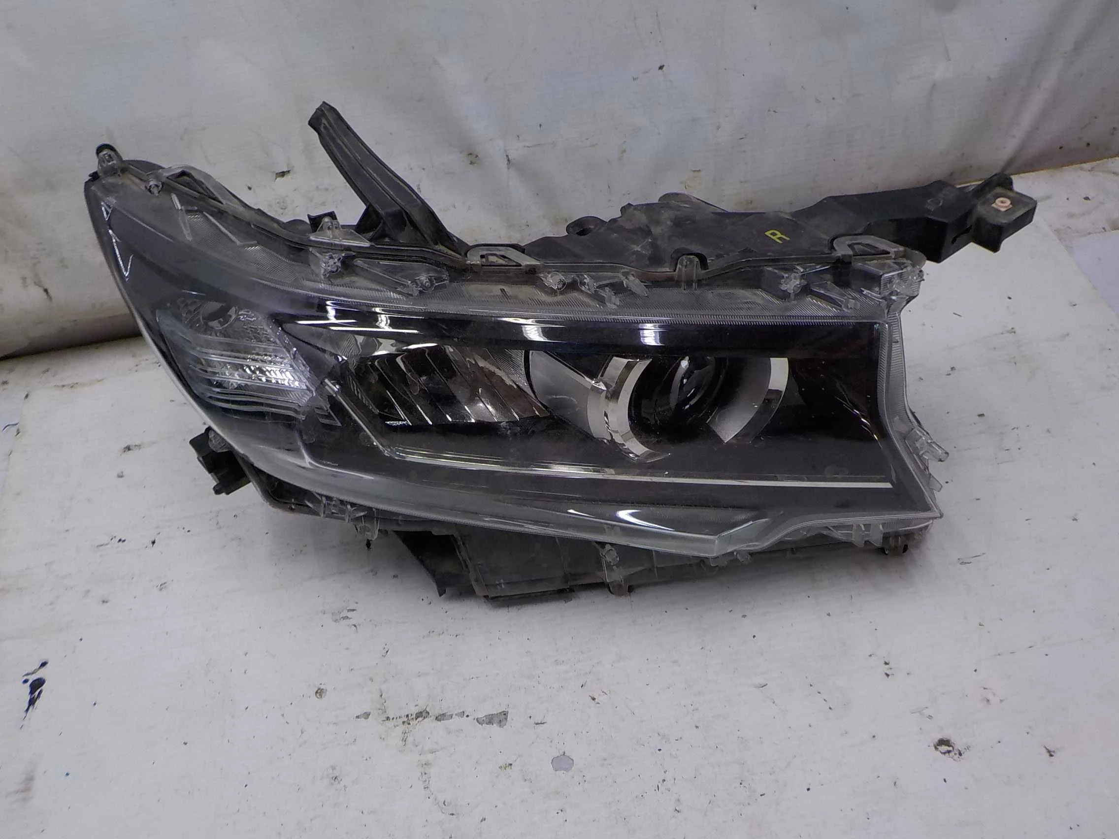 Фара Toyota Land Cruiser Prado 150 рестайлинг 2 (2017—2025)  Право