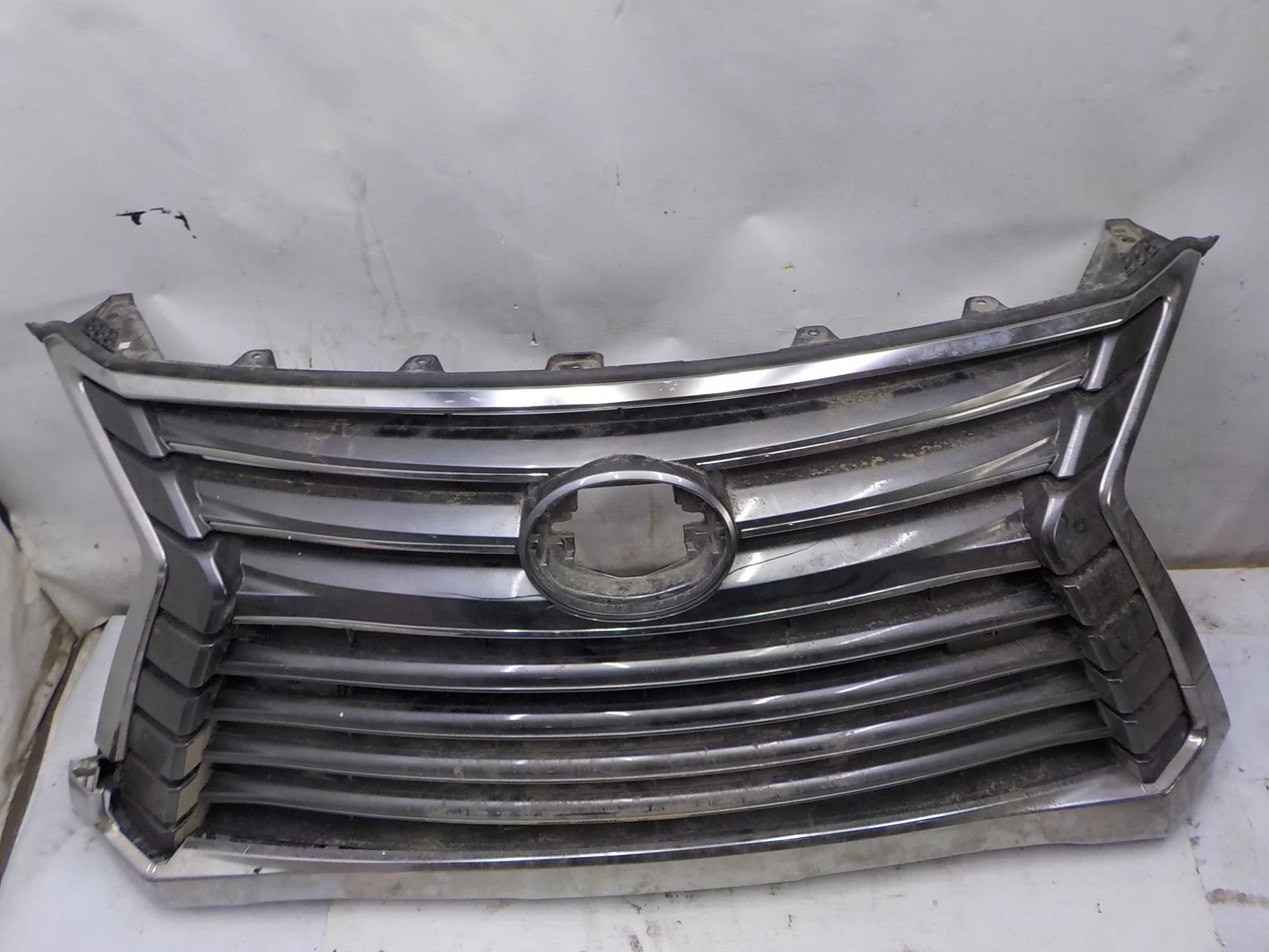 Решетка радиатора Lexus LX J200 рестайлинг (2012—2015)