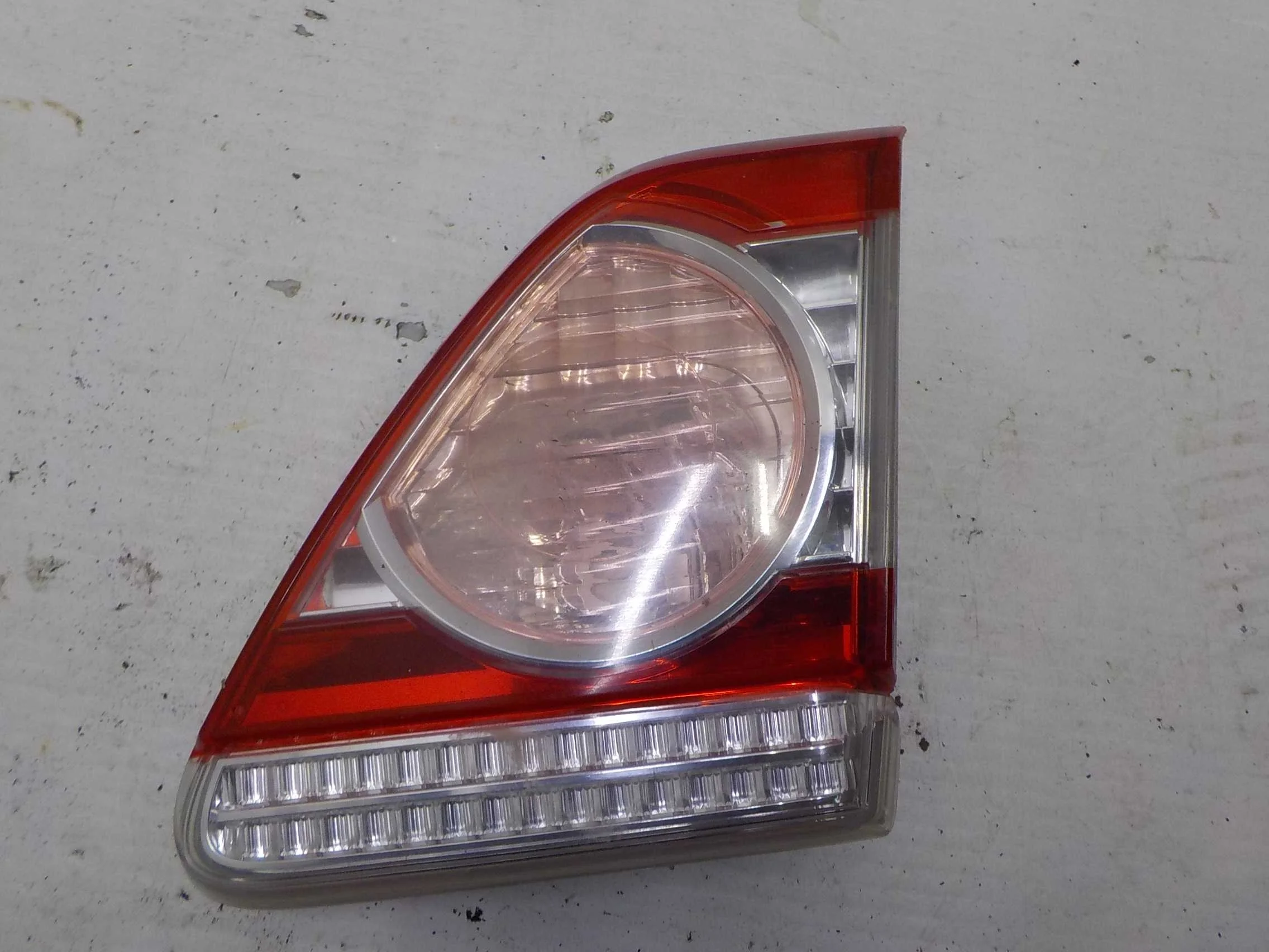 Фонарь Toyota Auris E150 рестайлинг (2010—2012)  Право