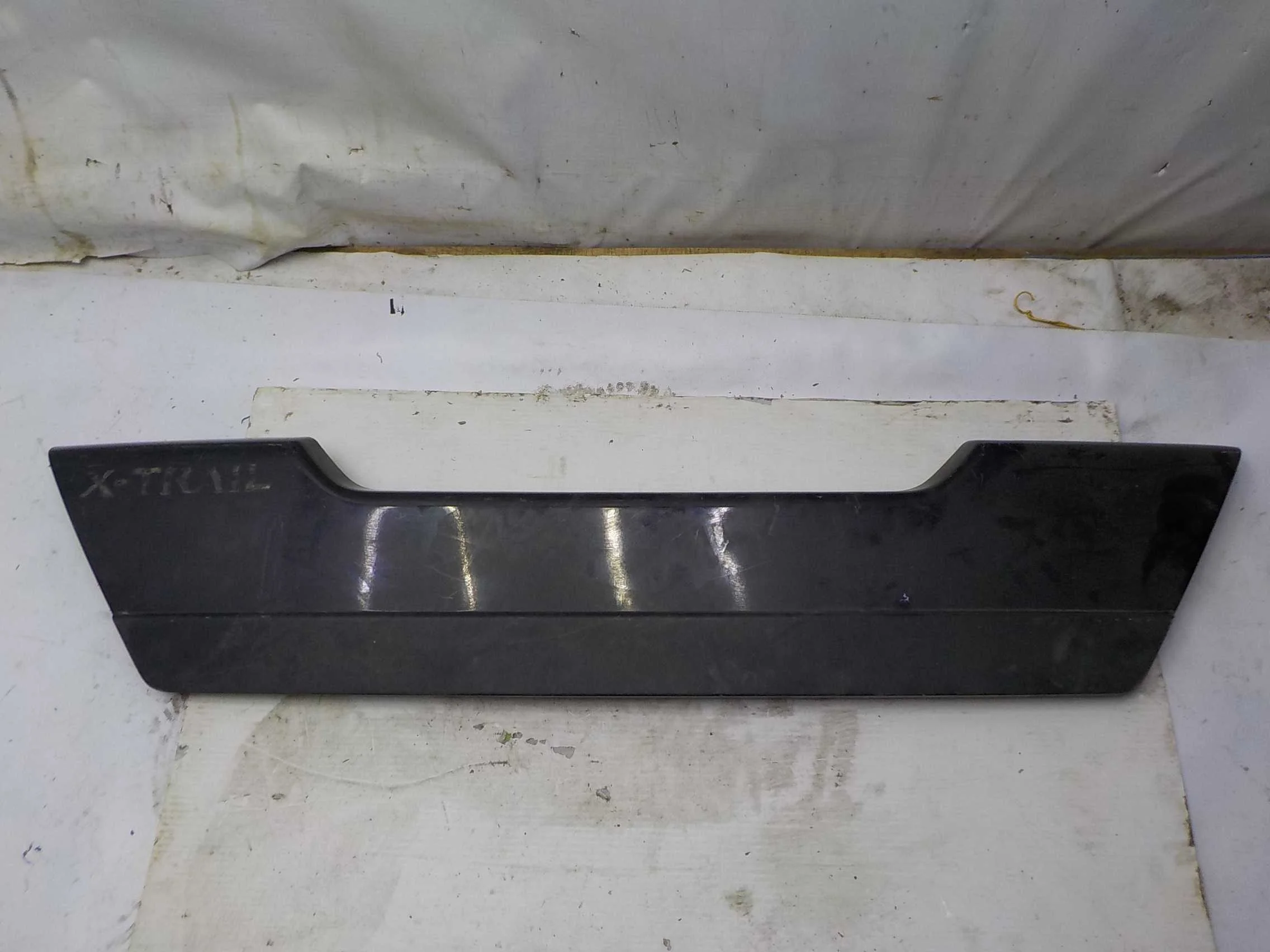 Накладка крышки багажника Nissan X-Trail II (2007—2011)