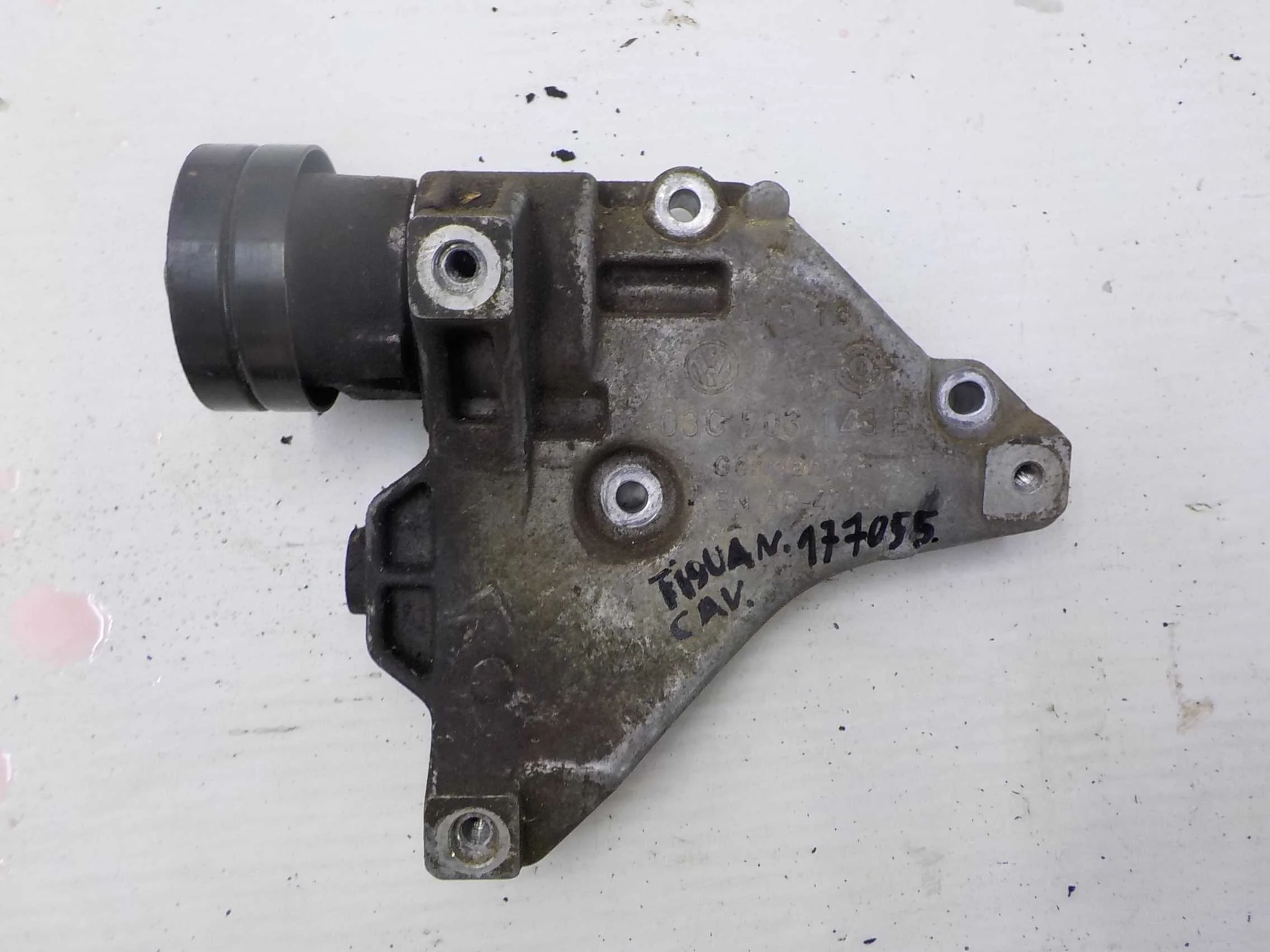 Кронштейн компрессора кондиционера Volkswagen Touran I (2003—2006)