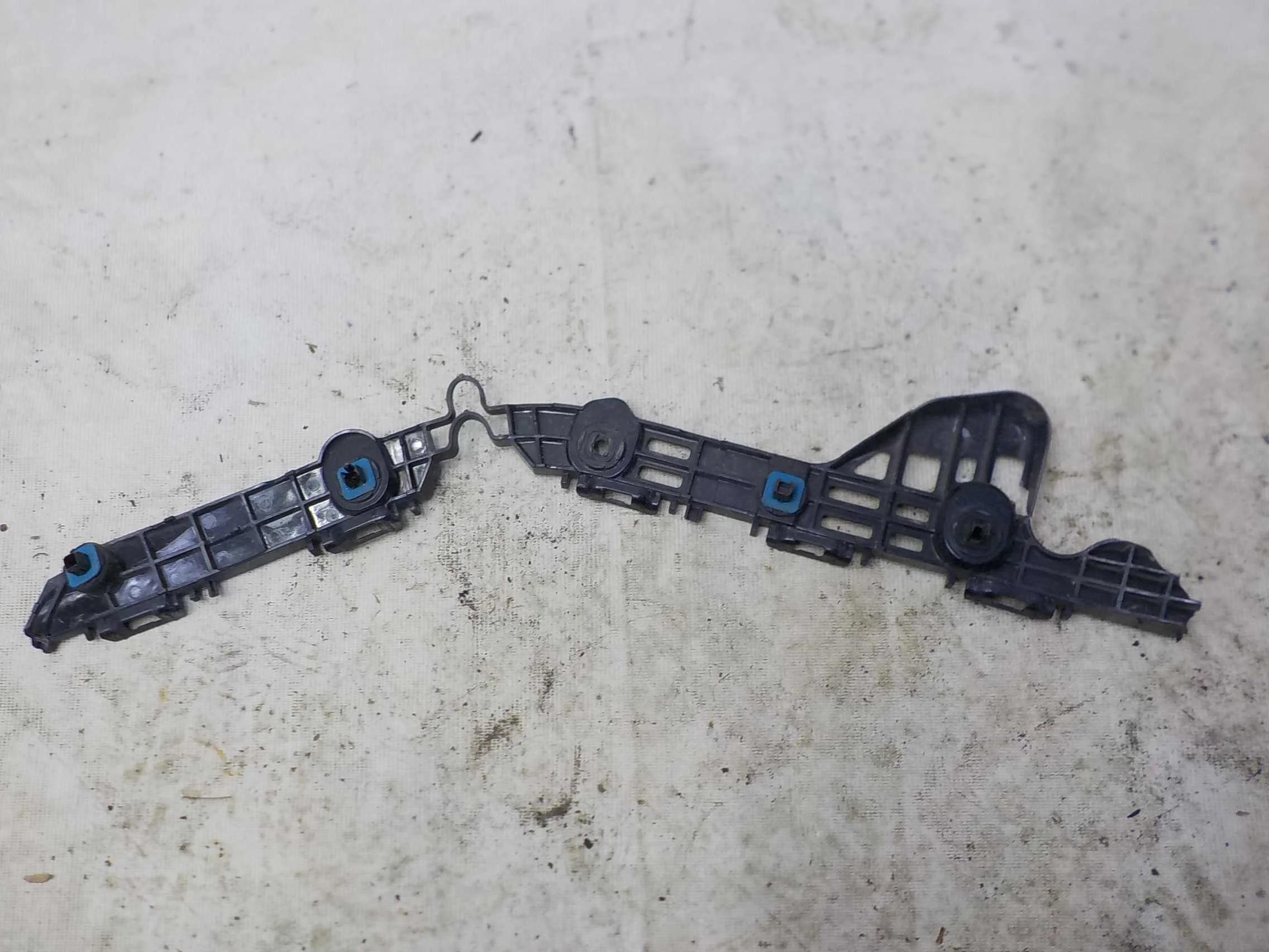 кронштейн бампера Toyota Camry XV70 (2017—2021) Зад Право