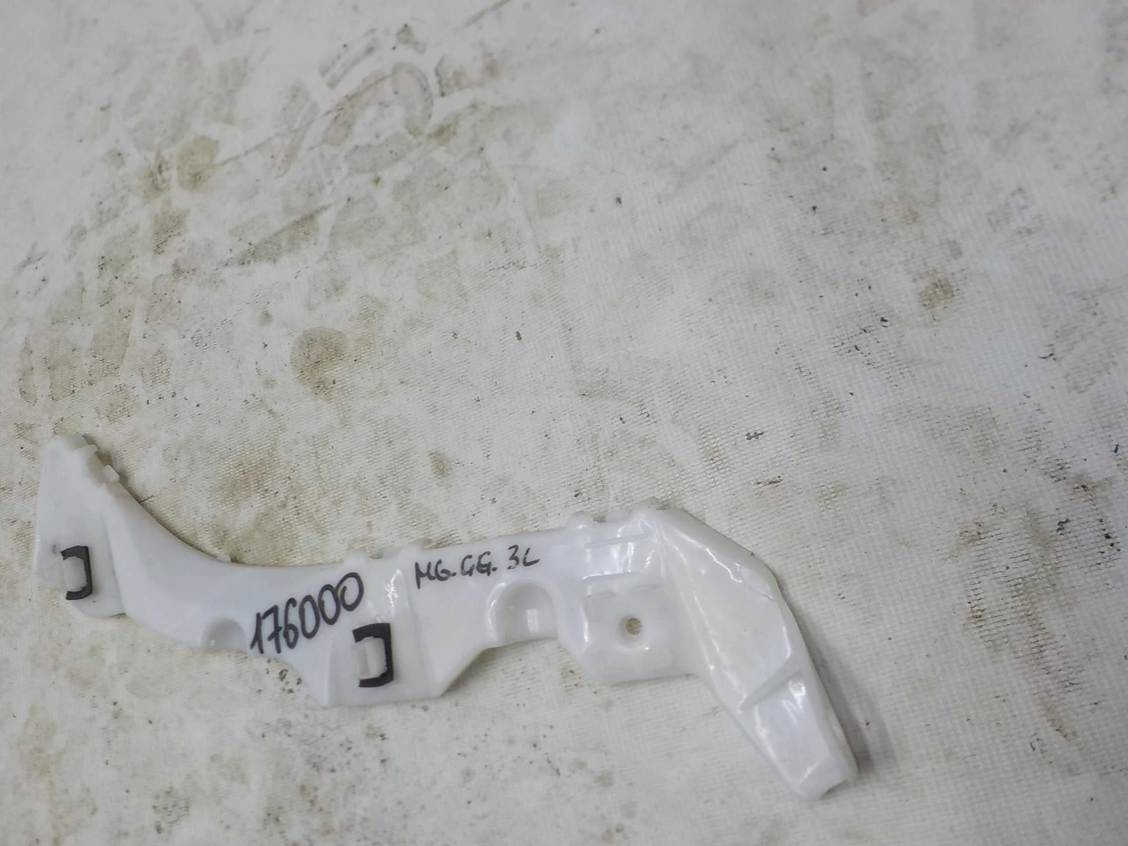 кронштейн бампера Mazda 6 GG рестайлинг (2005—2008) Зад Лево