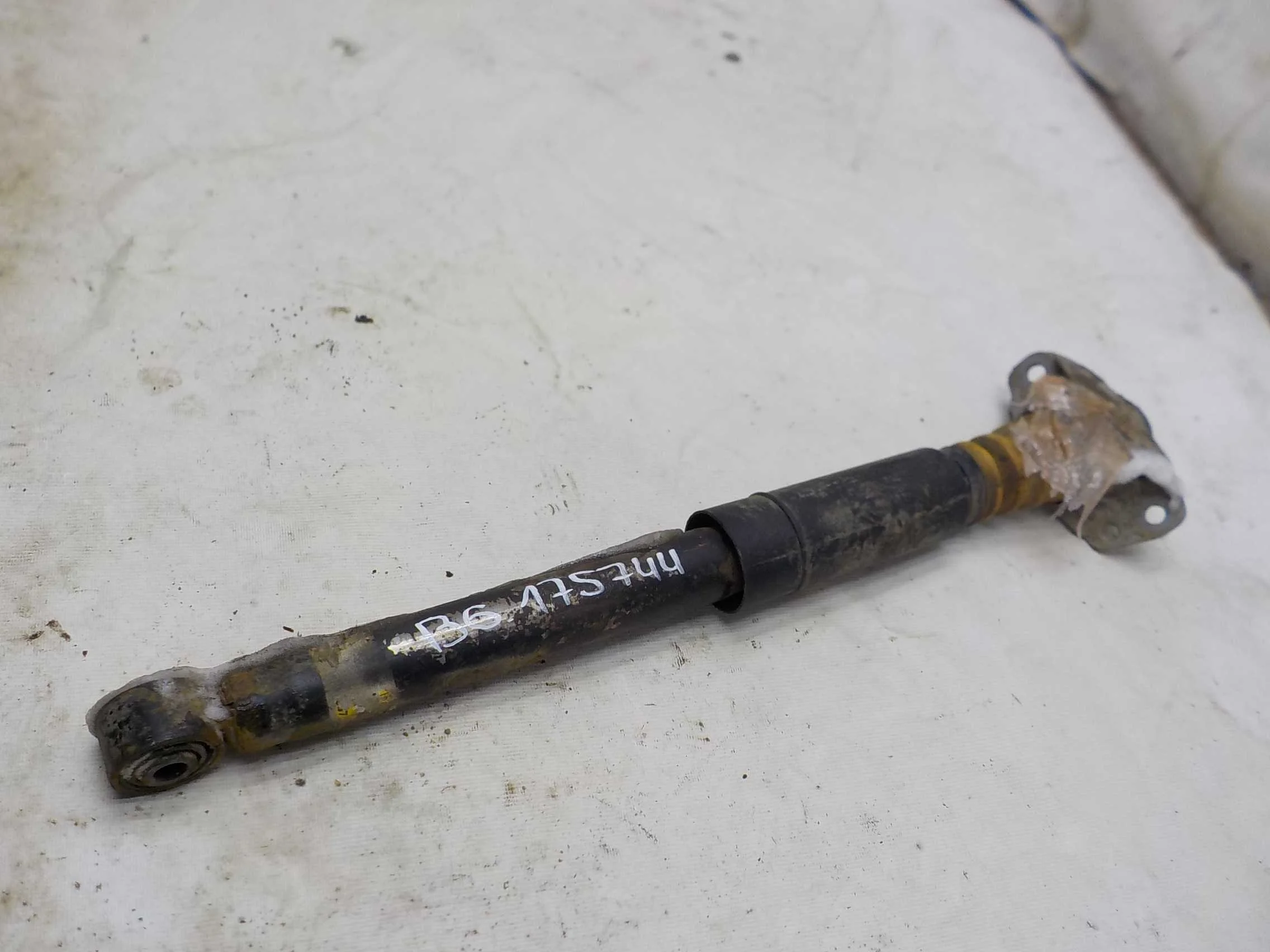 амортизатор Volkswagen Passat B7 (2010—2015) Зад