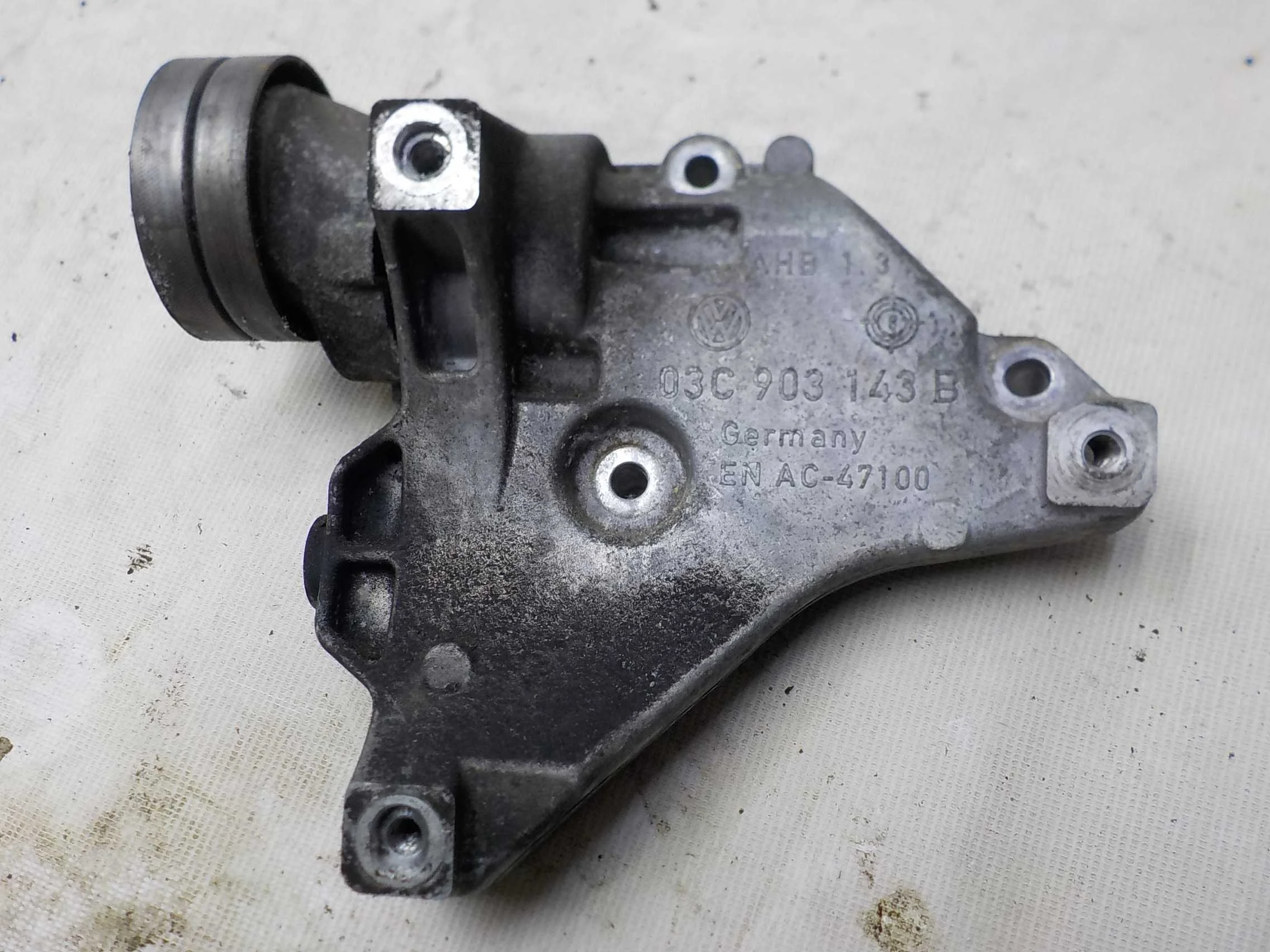 Кронштейн компрессора кондиционера Volkswagen Touran I (2003—2006)