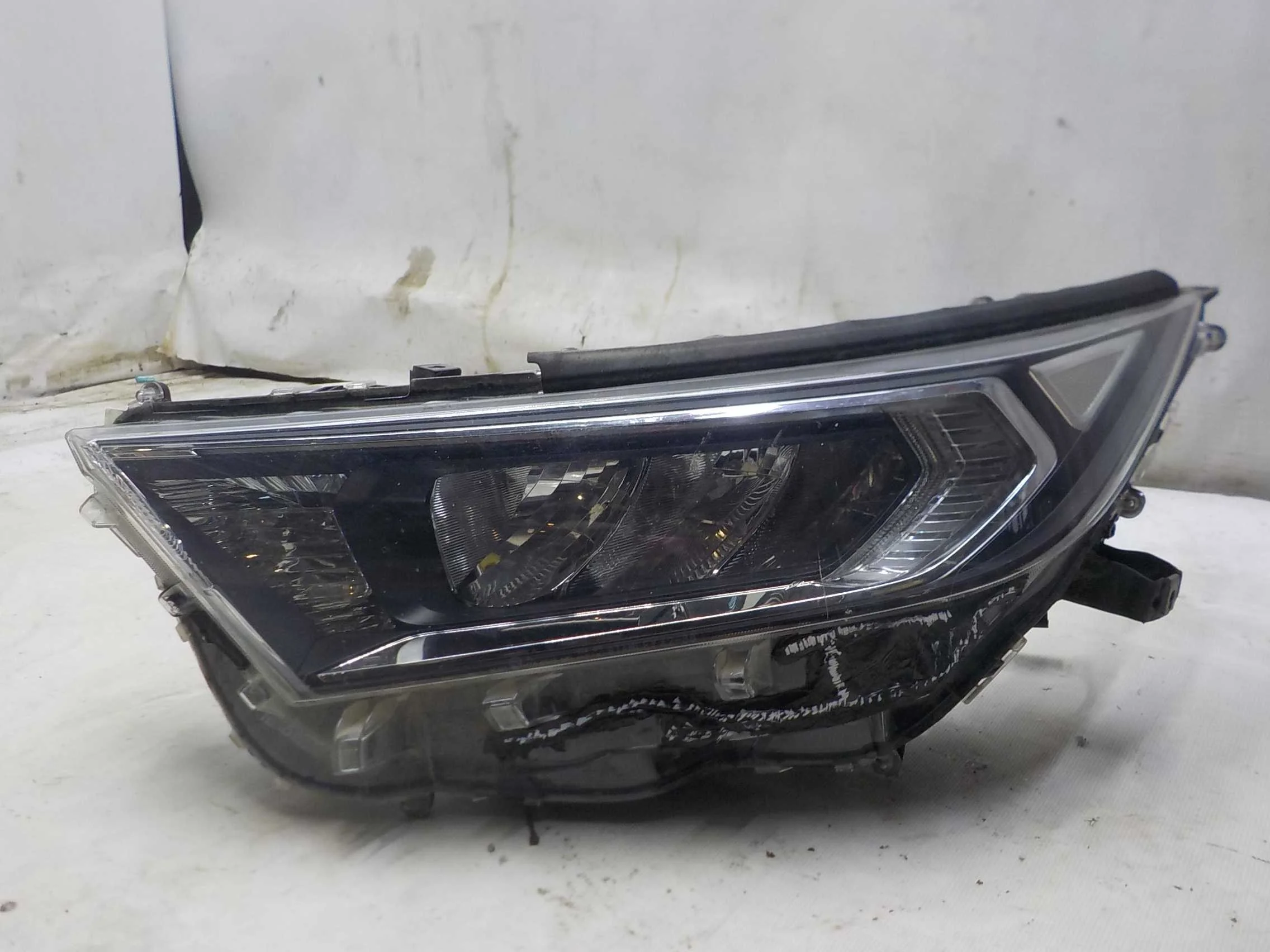 Фара Toyota RAV4 V (2018—2025)  Лево