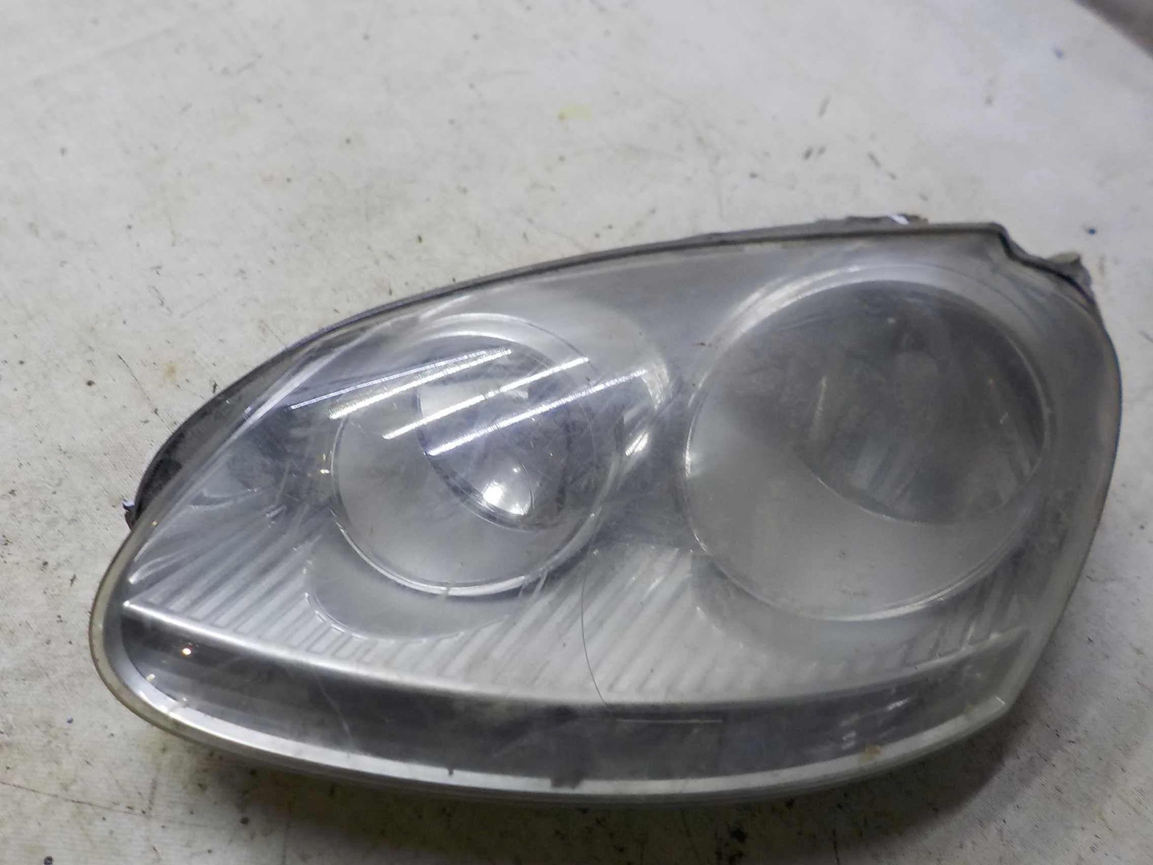 Фара Volkswagen Golf Mk5 (2003—2009)  Лево