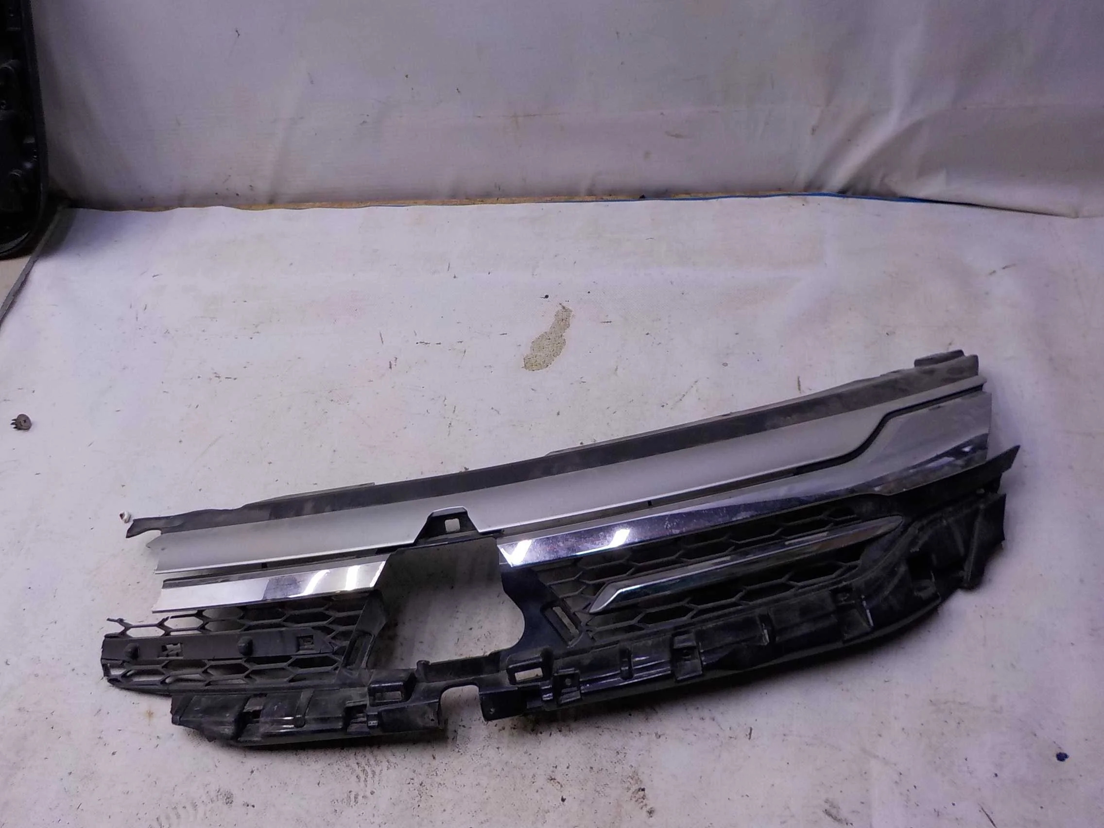 Решетка радиатора Mitsubishi Pajero Sport III (2015—2021)