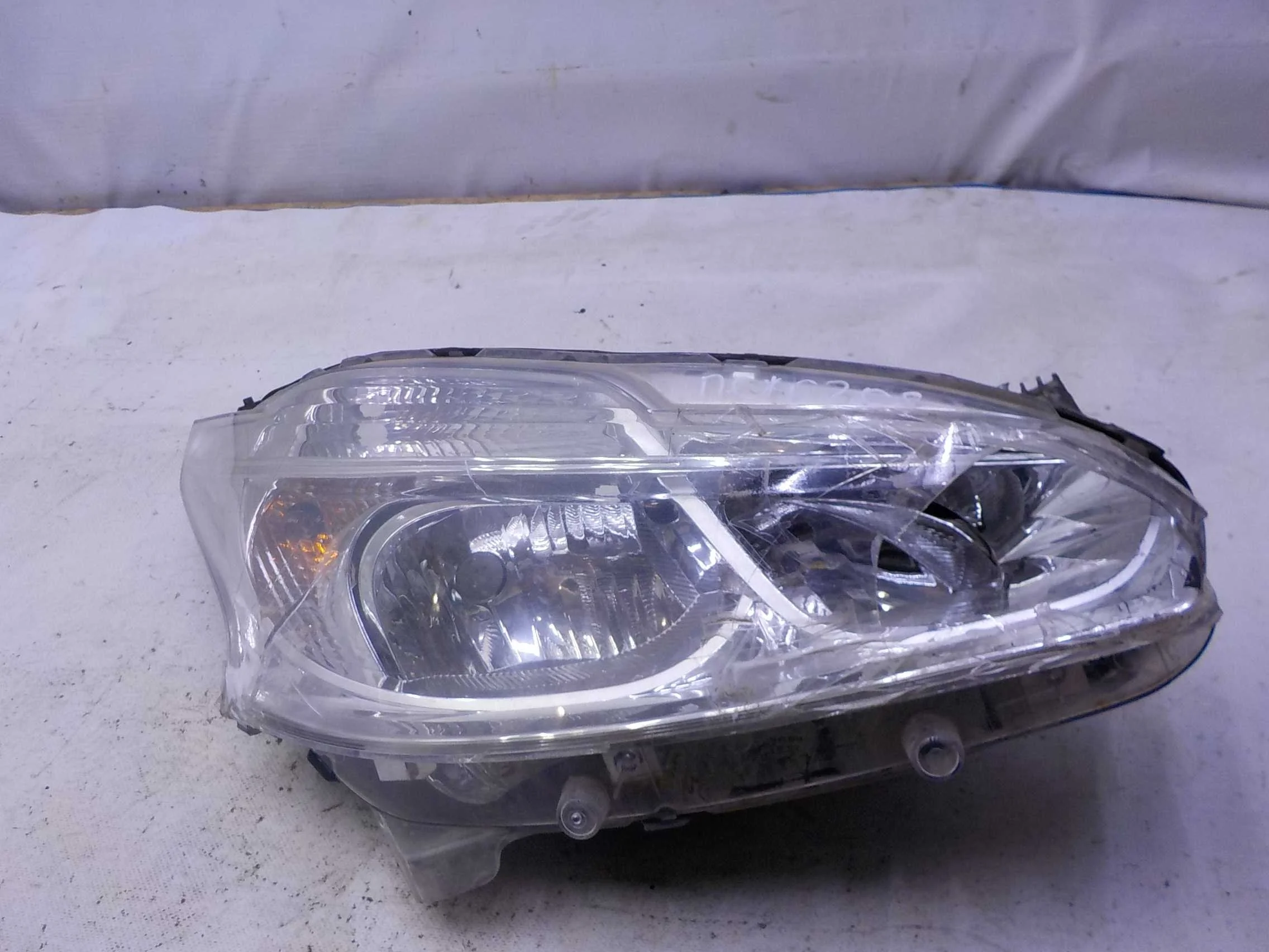 Фара Peugeot 208 I (2012—2015)  Право