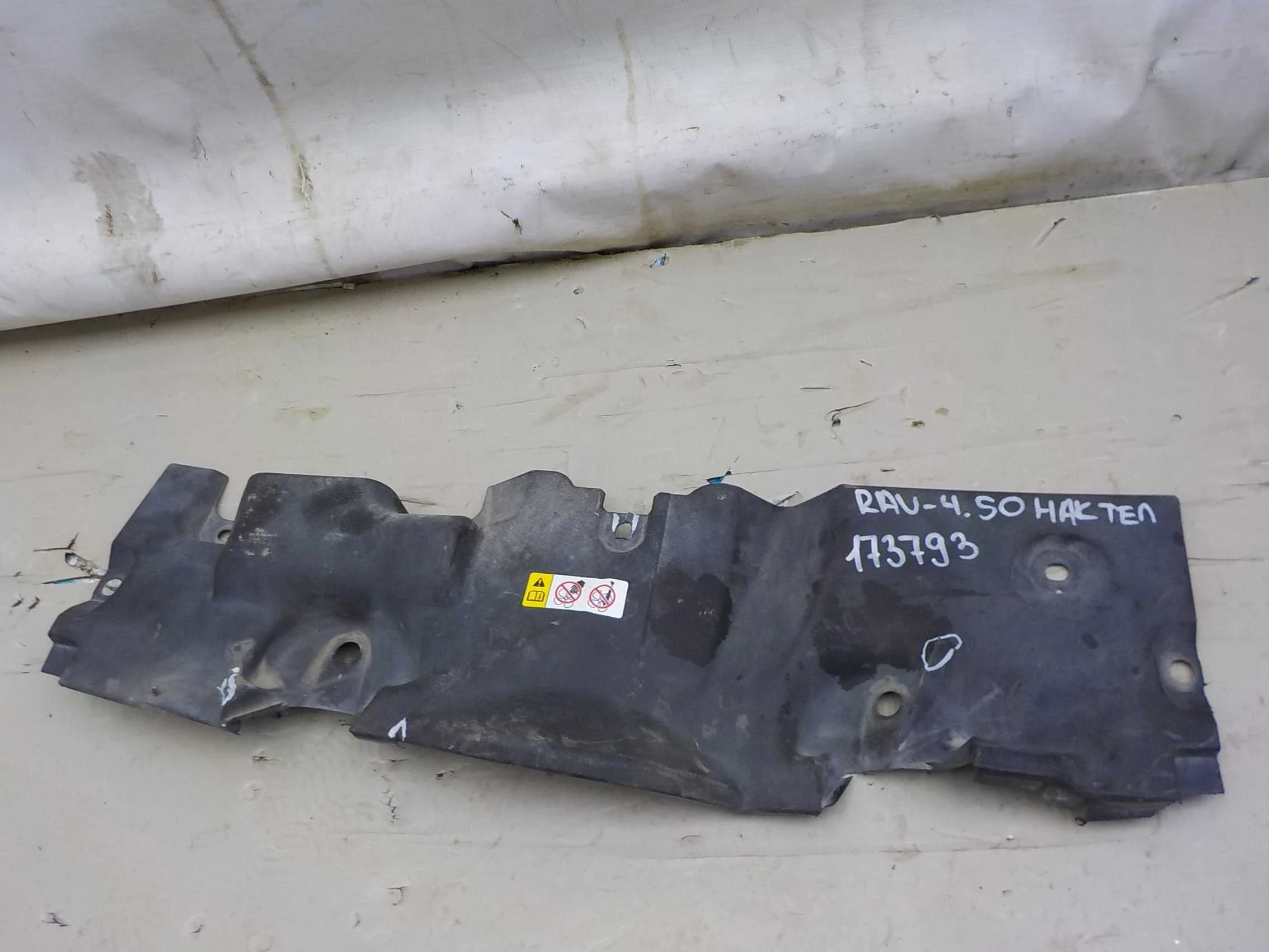 накладка на телевизор Toyota RAV4 V (2018—2026)