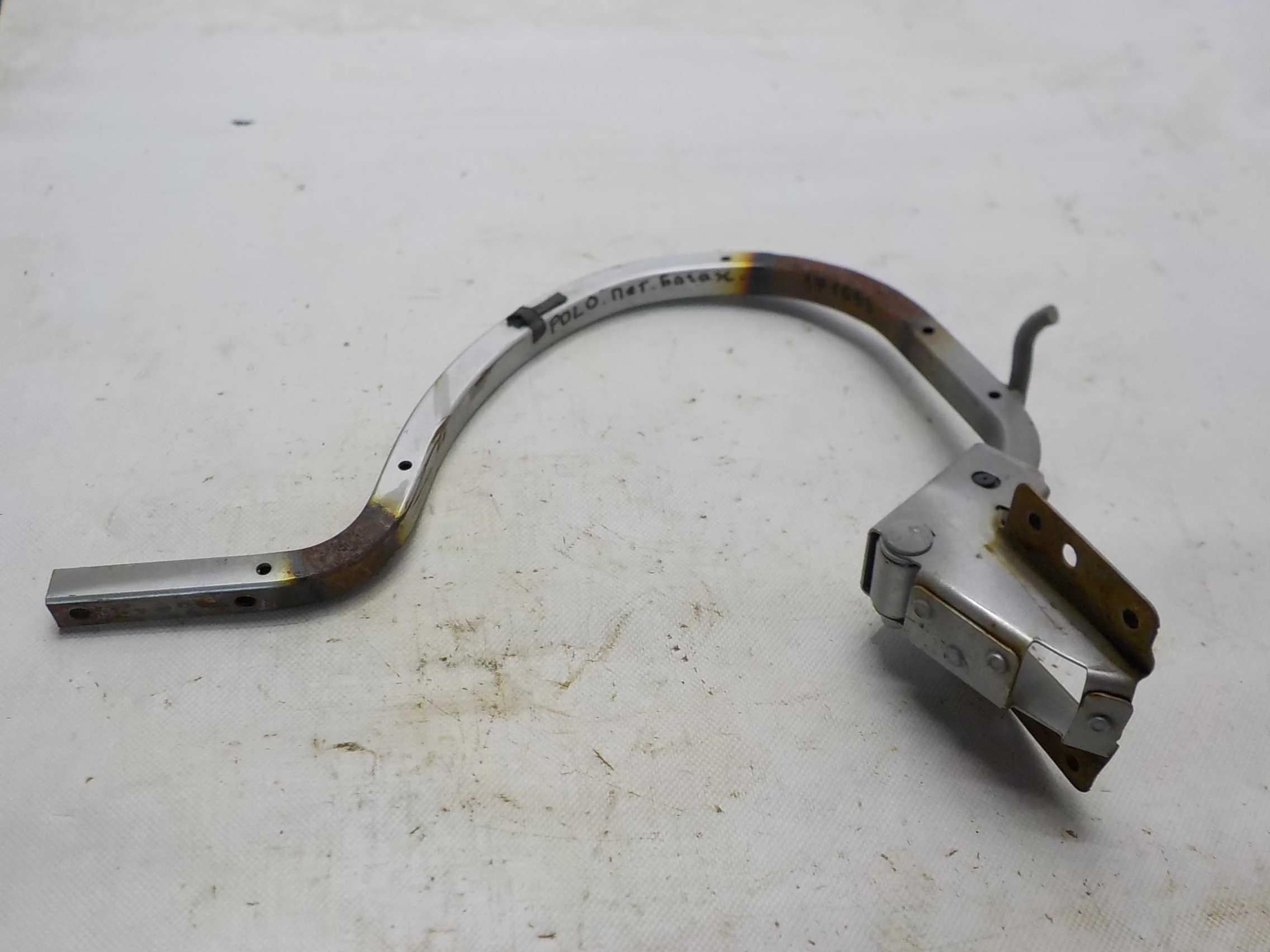 Петля крышки багажника Volkswagen Polo V (2009—2015)  Лево