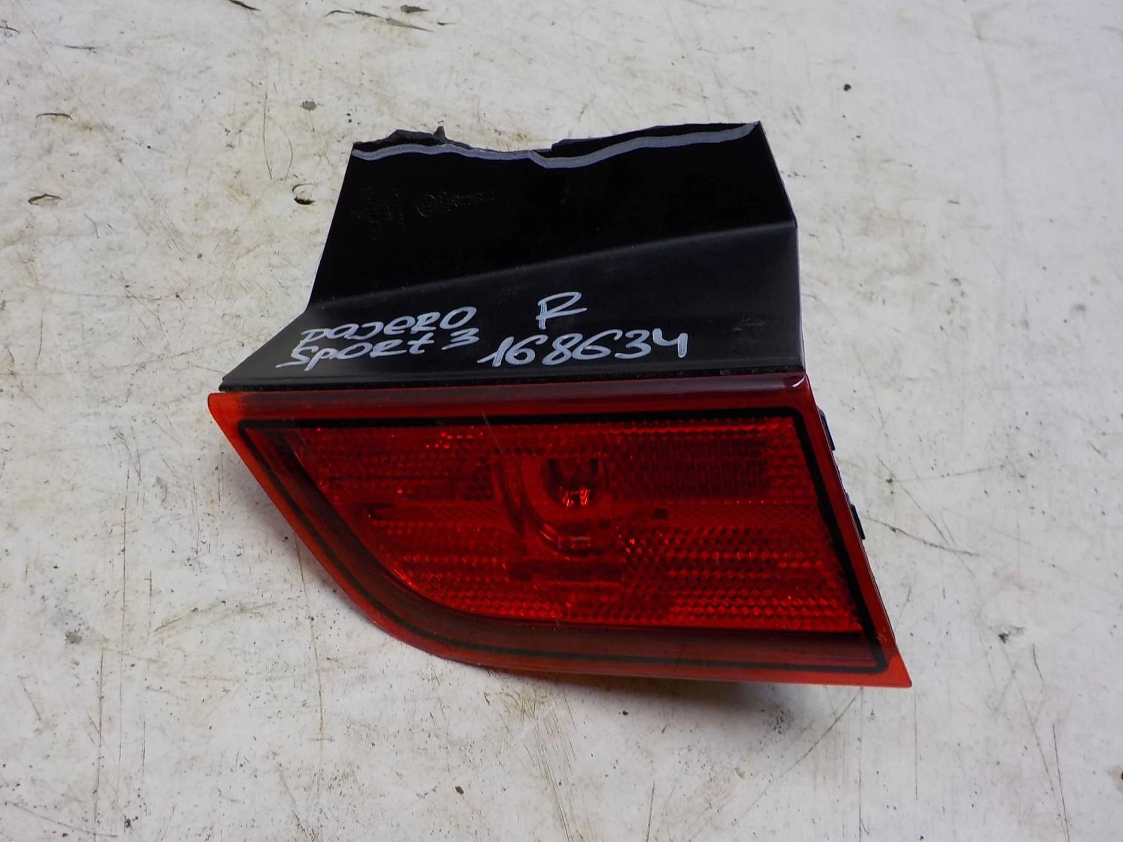 Фонарь задний противотуманный Mitsubishi Pajero Sport III (2015—2021) Зад Право