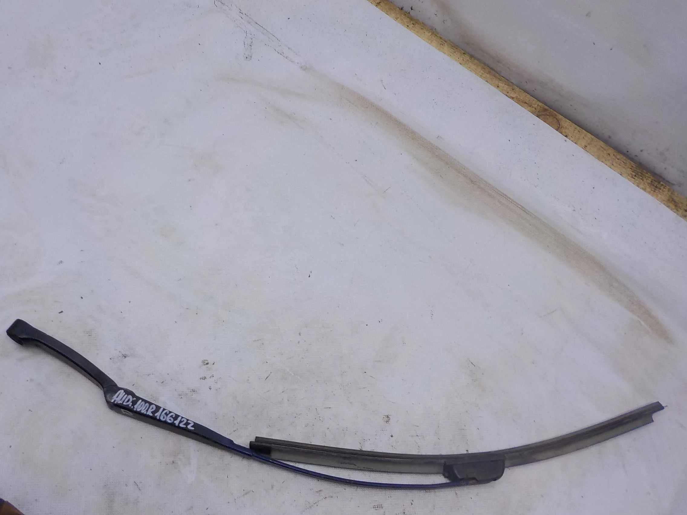 Поводок стеклоочистителя Audi 100 C4 (1990—1994)  Право