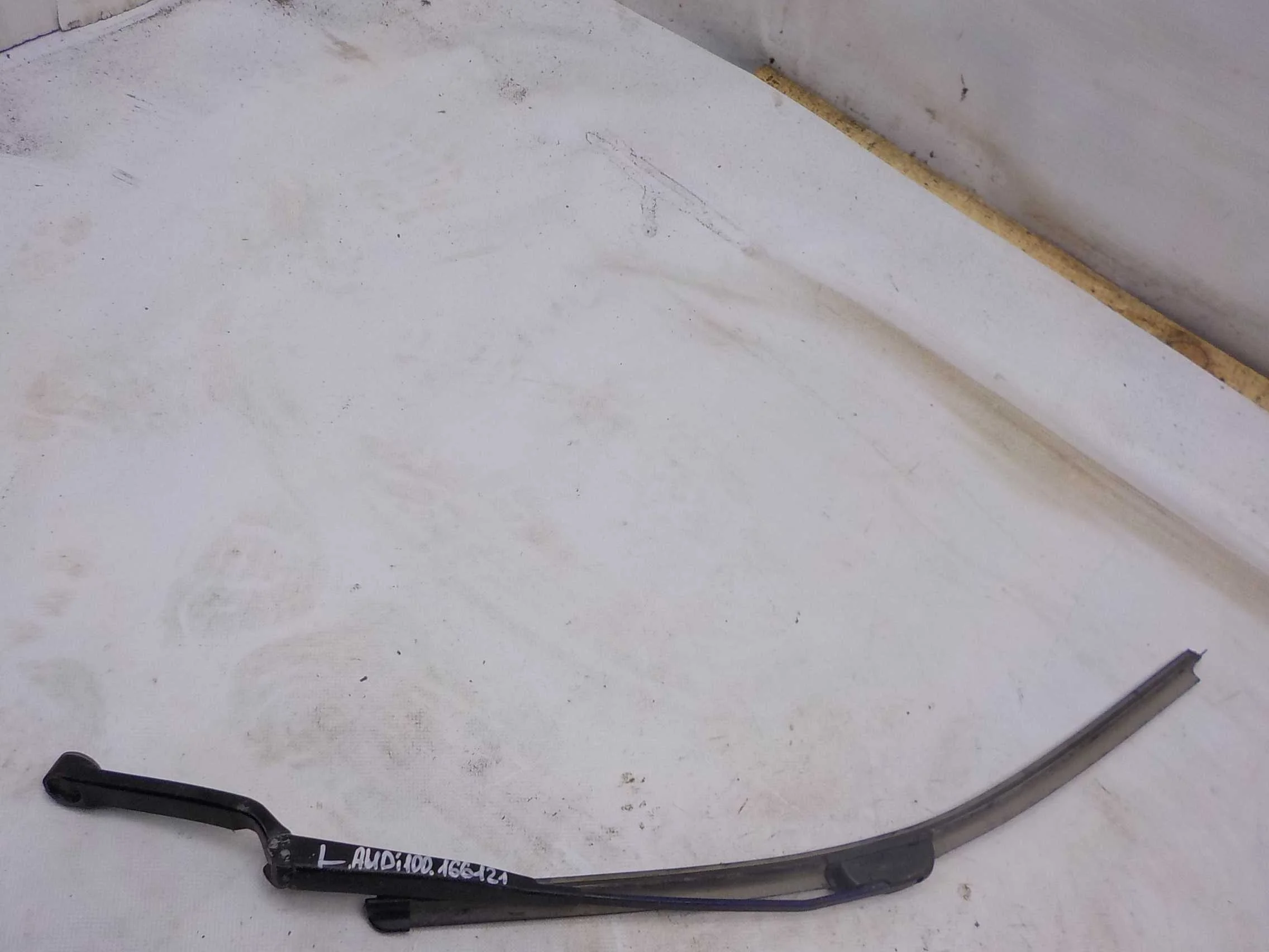 Поводок стеклоочистителя Audi A6 C4 (1994—1997)  Лево