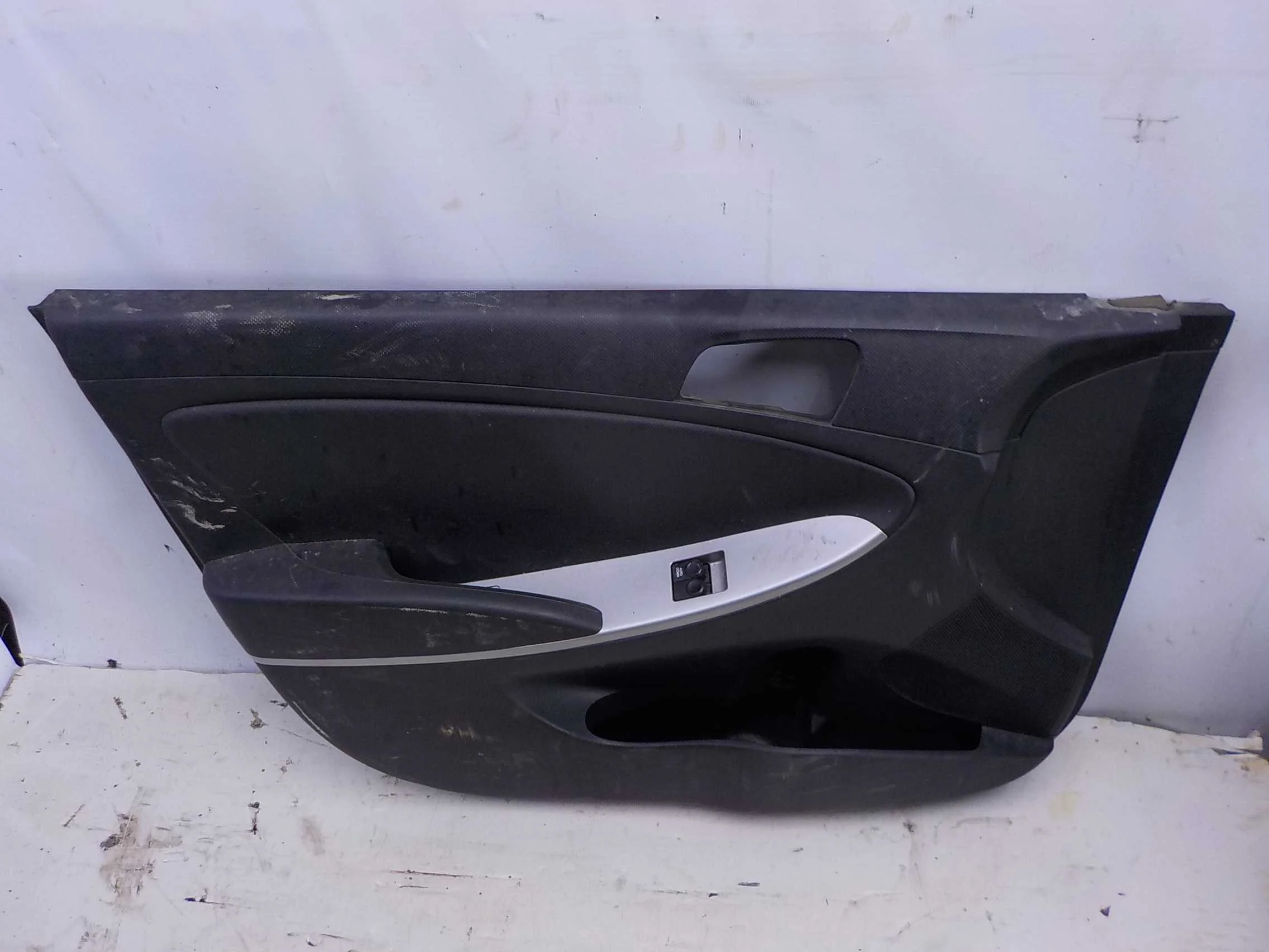 Обшивка двери Hyundai Solaris I (2010—2014)