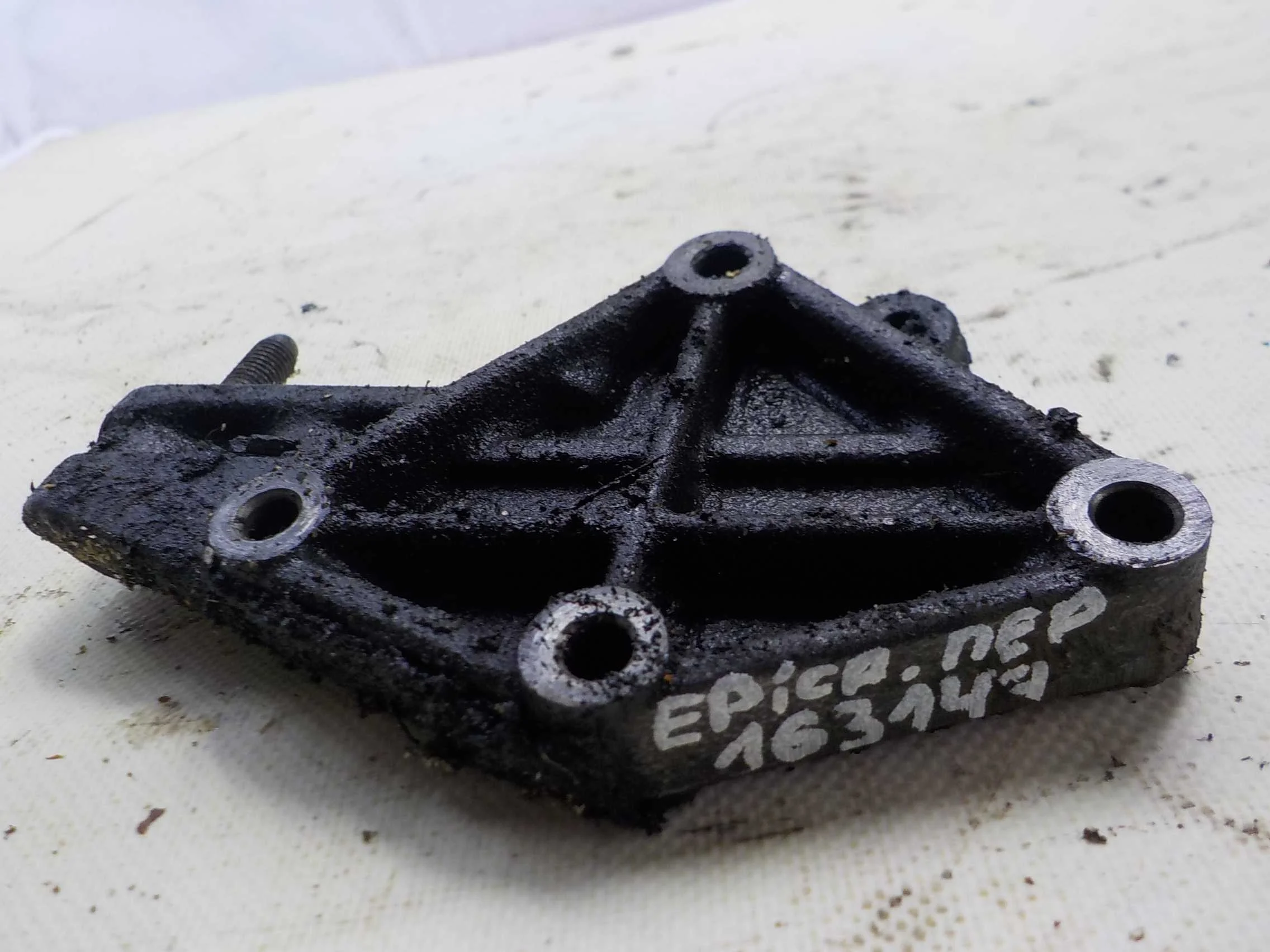 Кронштейн опоры двигателя Chevrolet Epica I (2006—2009) Перед