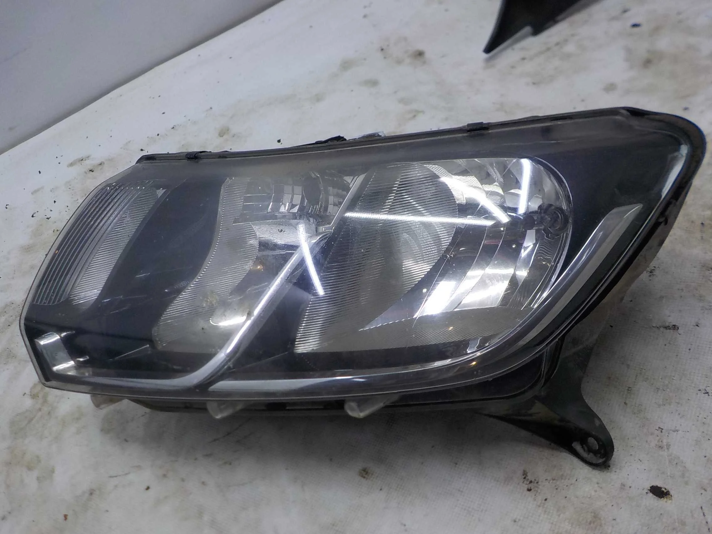 Фара Renault Logan II (2012—2018)  Лево