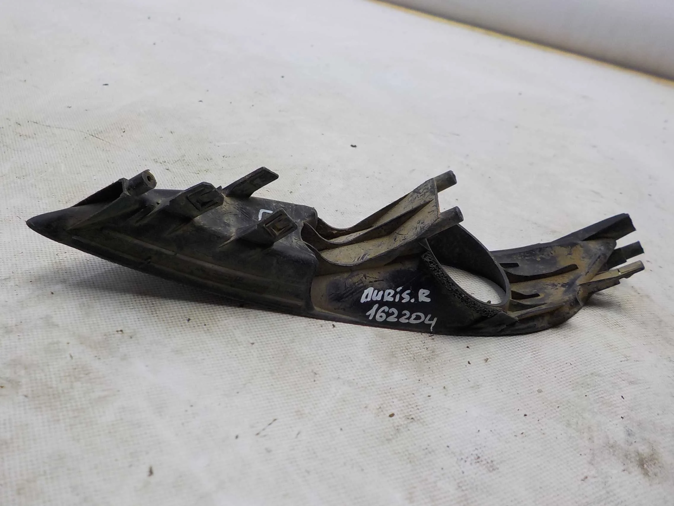 накладка на бампер Toyota Auris E150 (2006—2010) Перед Право