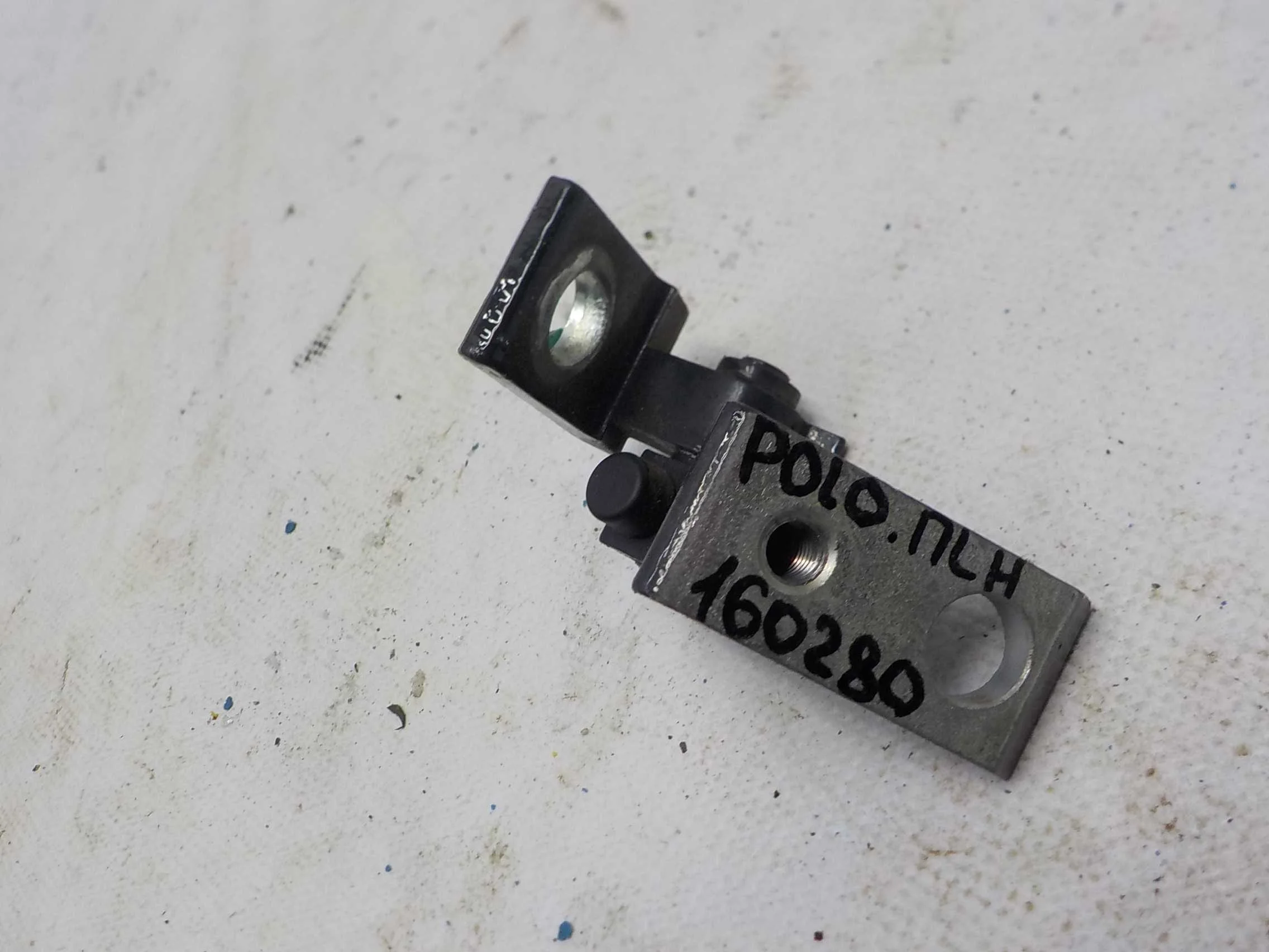 Петля двери Volkswagen Passat B7 (2010—2015) Перед Лево Низ