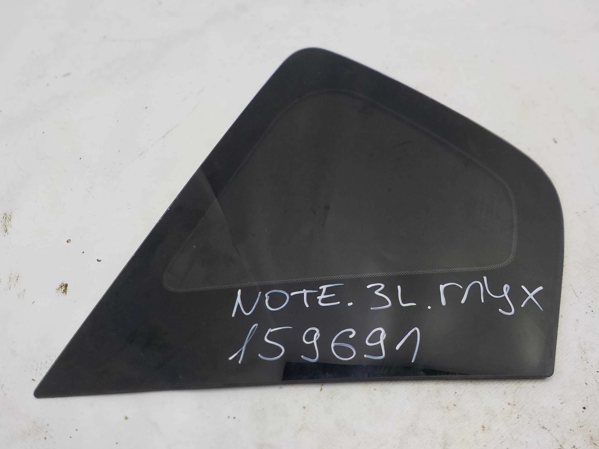 стекло Nissan Note E11 (2005—2009) Зад Лево