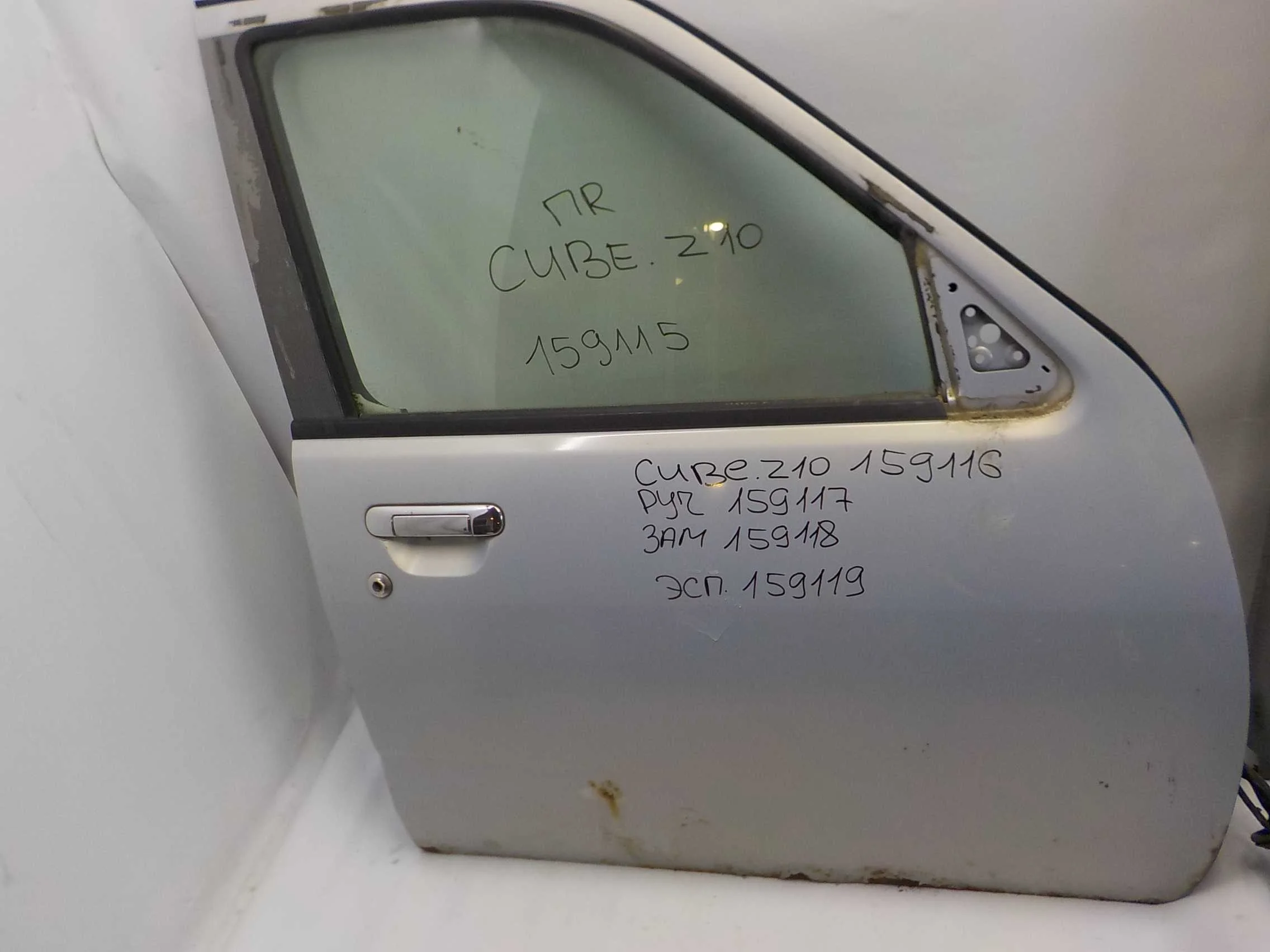 стекло Nissan Cube I (1998—2003) Перед Право