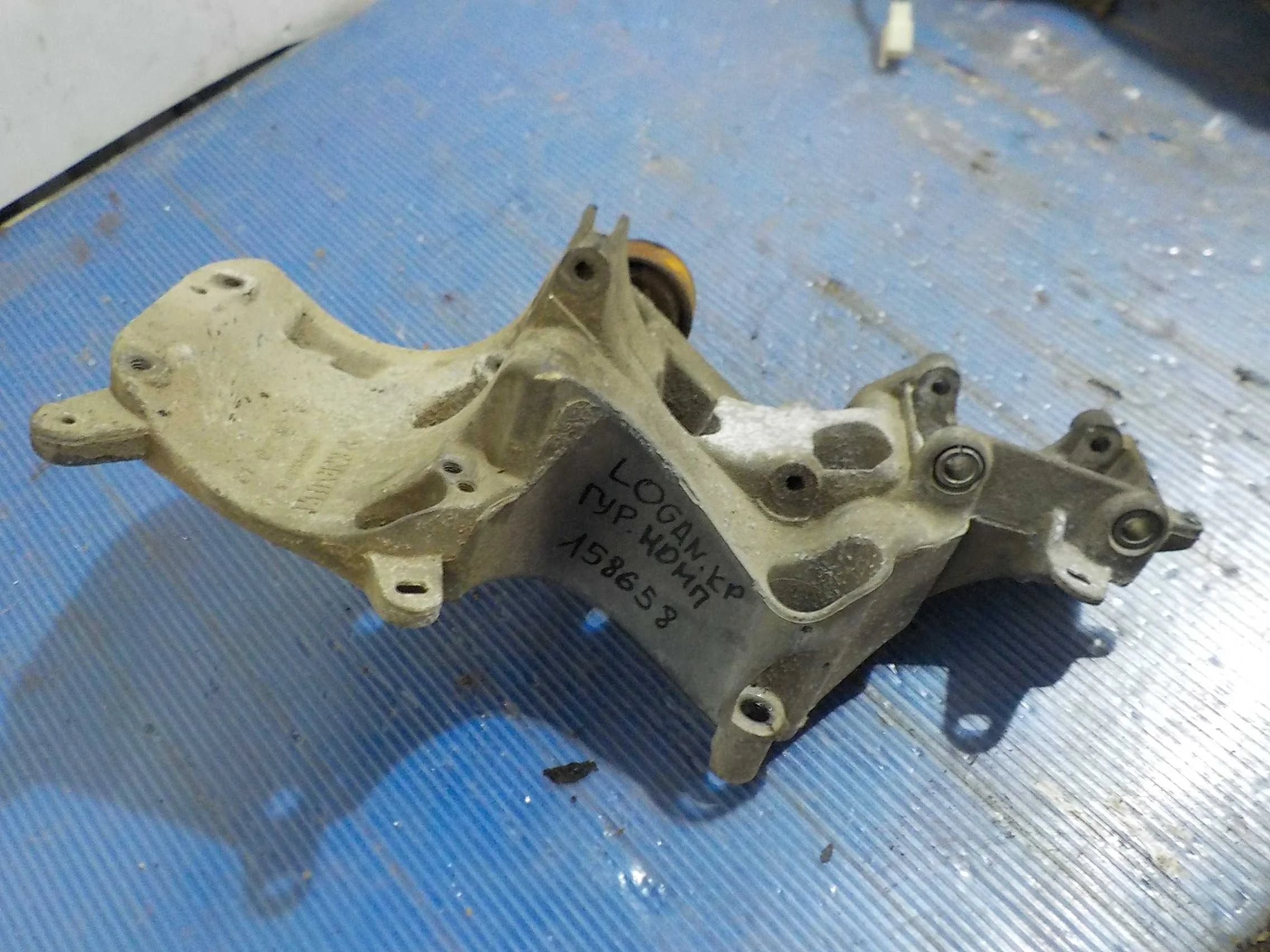 Кронштейн компрессора кондиционера Renault Logan II (2012—2018)