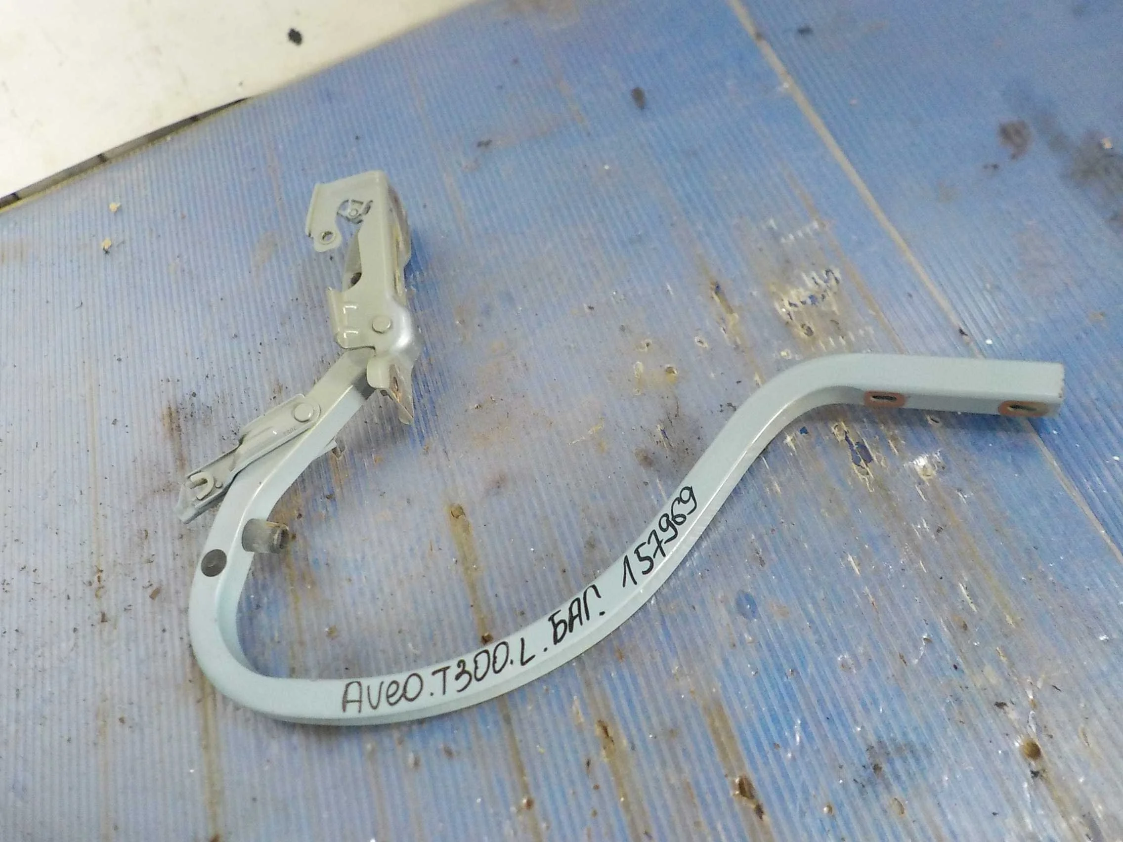 Петля крышки багажника Chevrolet Aveo II (2011—2020)  Лево