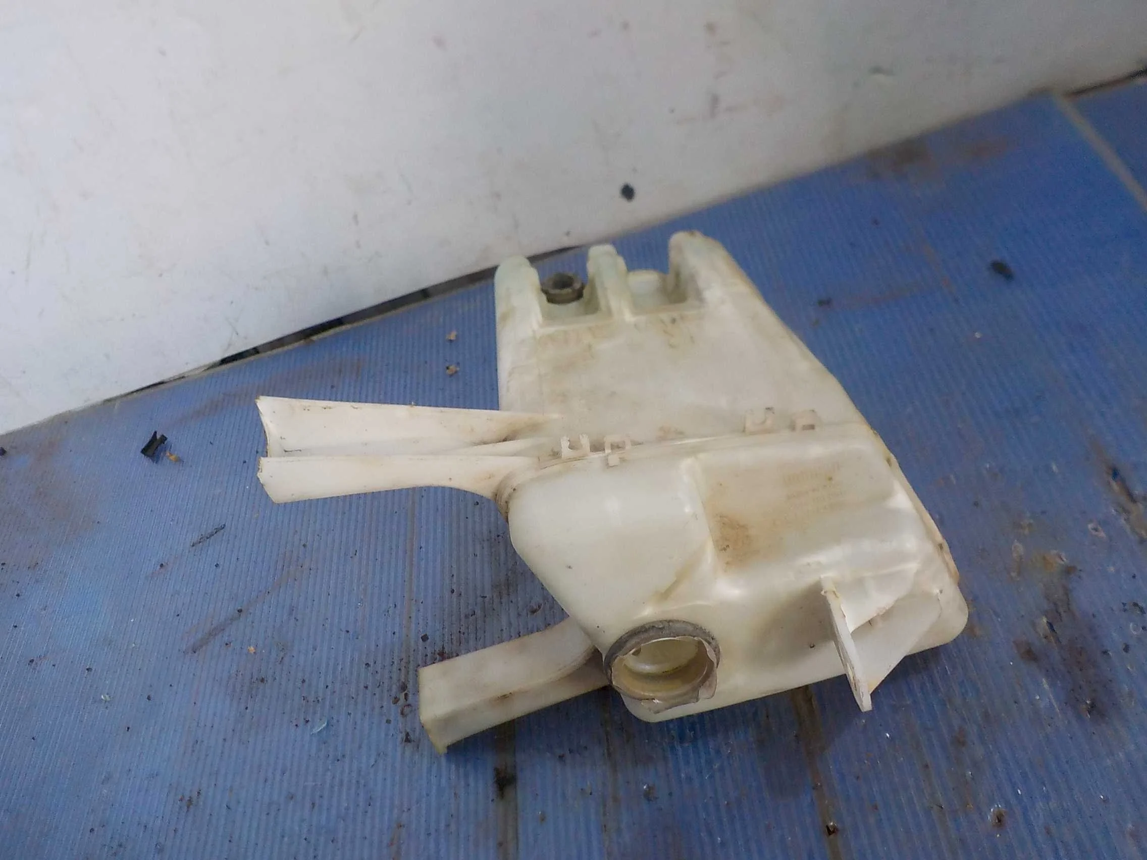 бачок стеклоомывателя Mitsubishi Galant VIII рестайлинг (1998—2006)