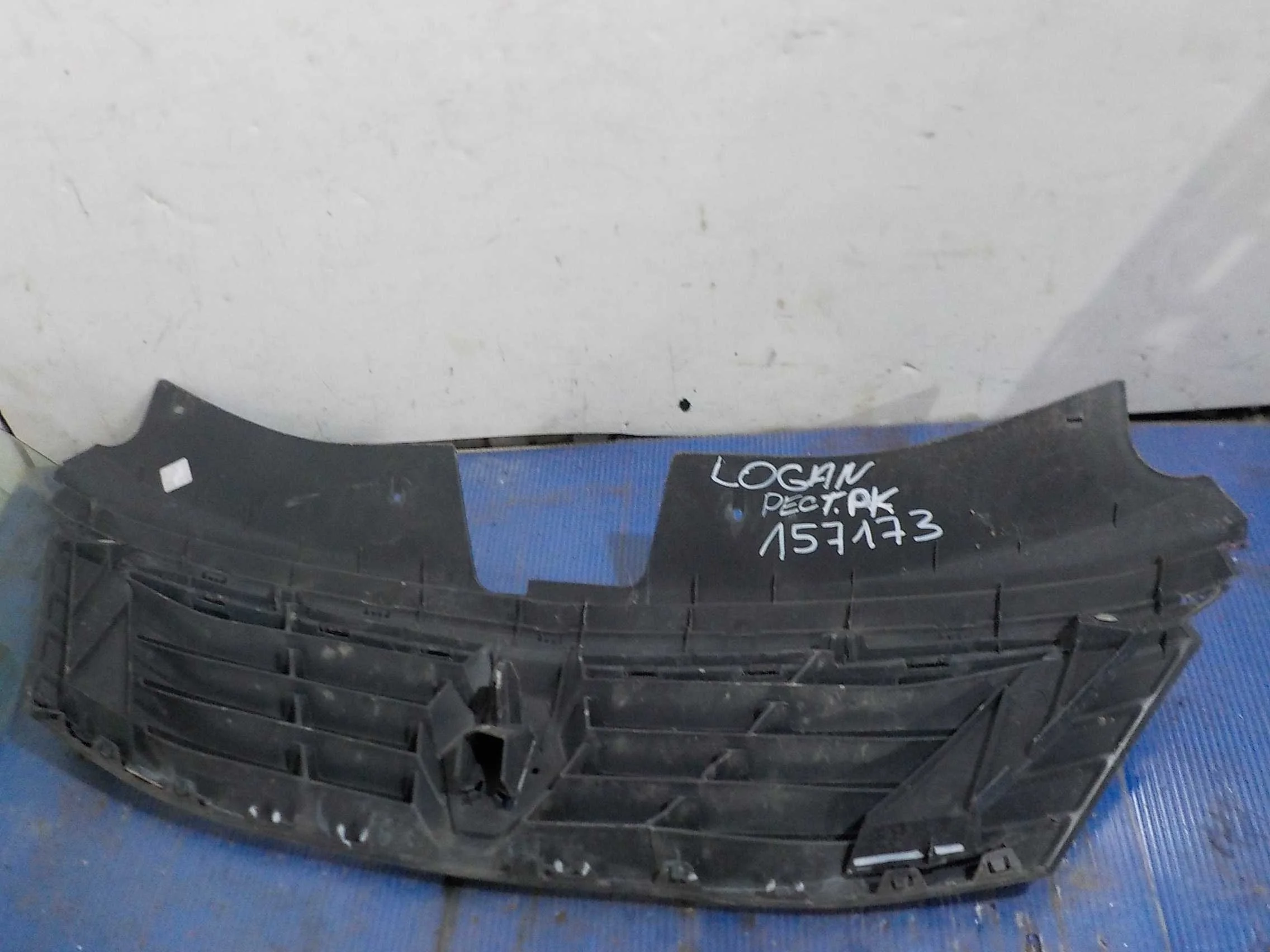 Решетка радиатора Renault Logan I (2004—2009)