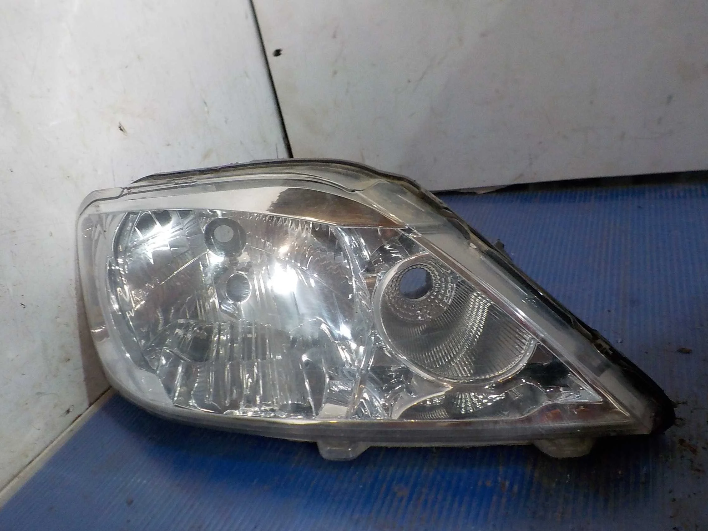 Фара Renault Logan I рестайлинг (2009—2015)  Право