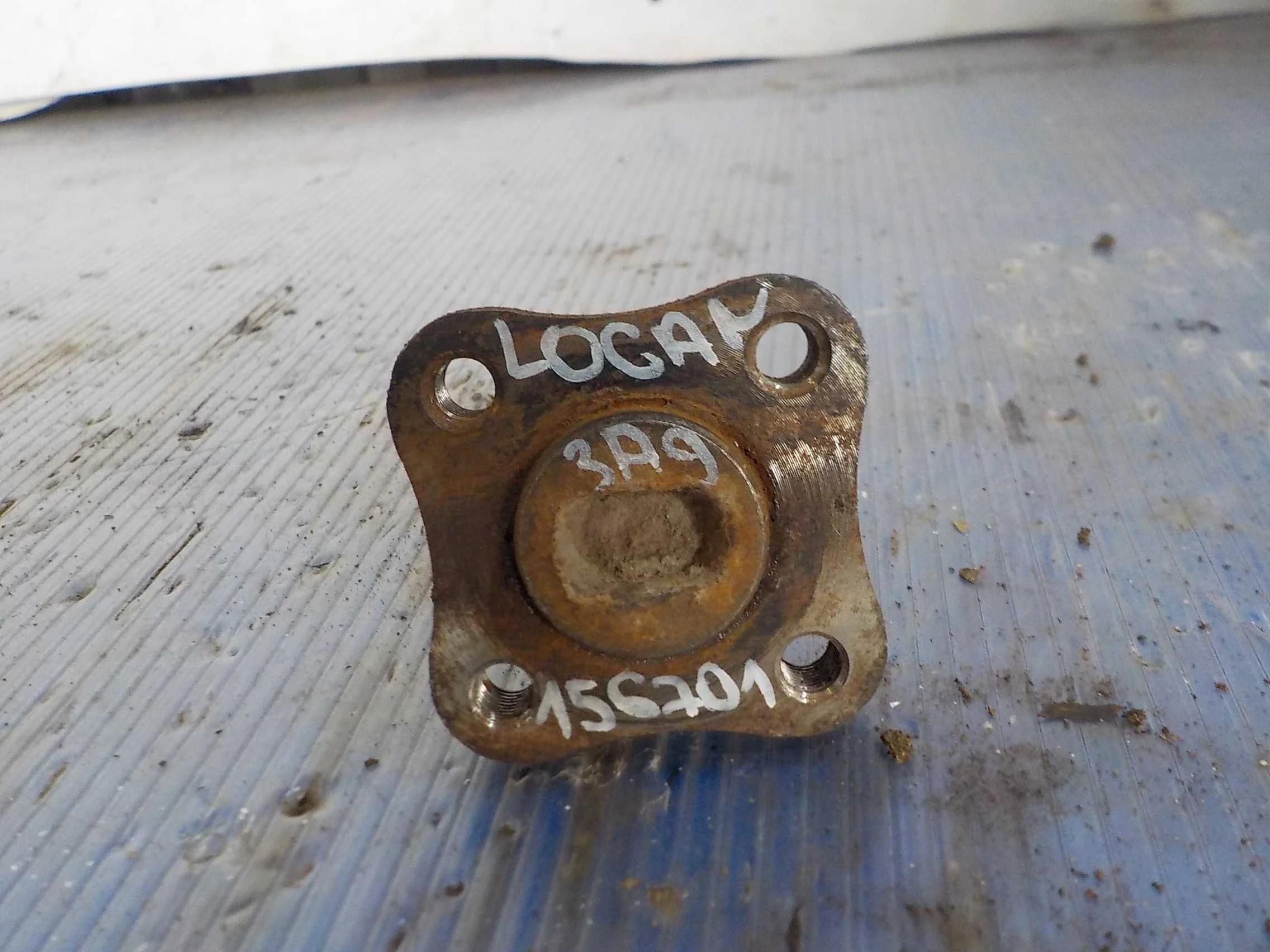 цапфа Renault Symbol I рестайлинг (2002—2006) Зад