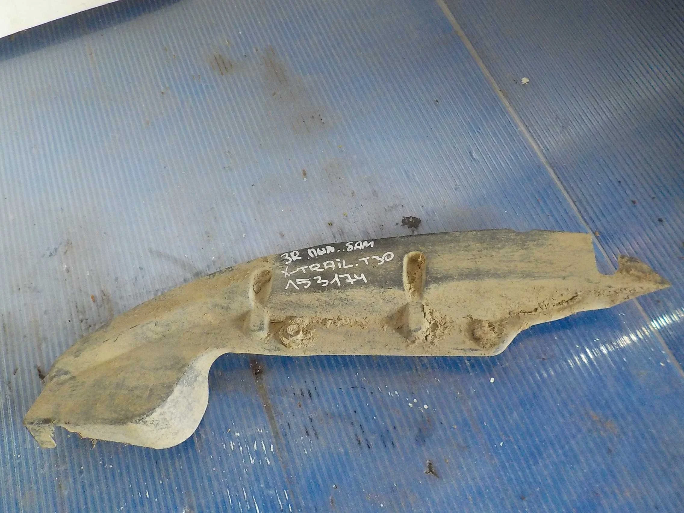 пыльник бампера Nissan X-Trail I (2000—2007) Зад Право