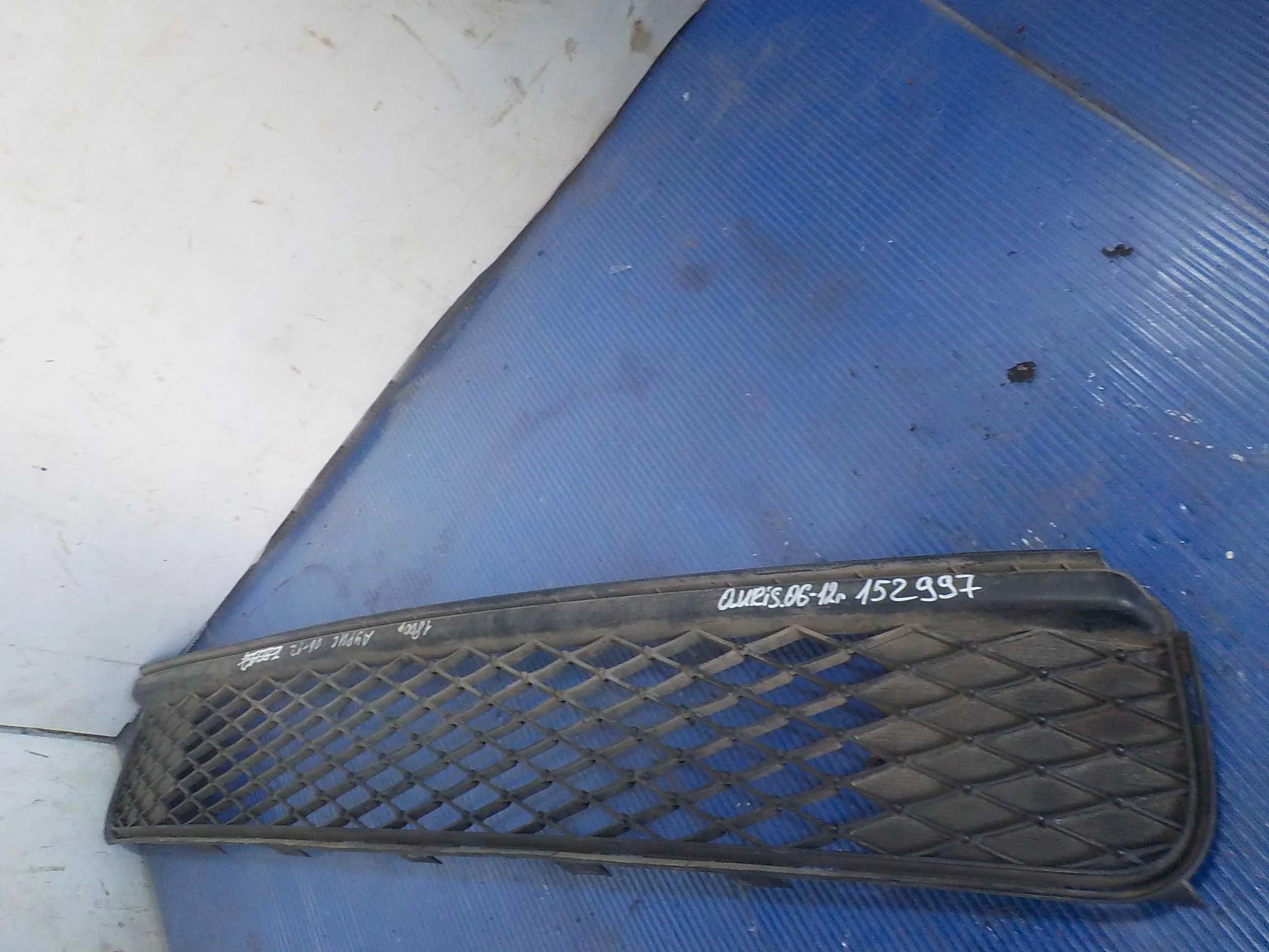 решетка бампера Toyota Auris E150 рестайлинг (2010—2012)