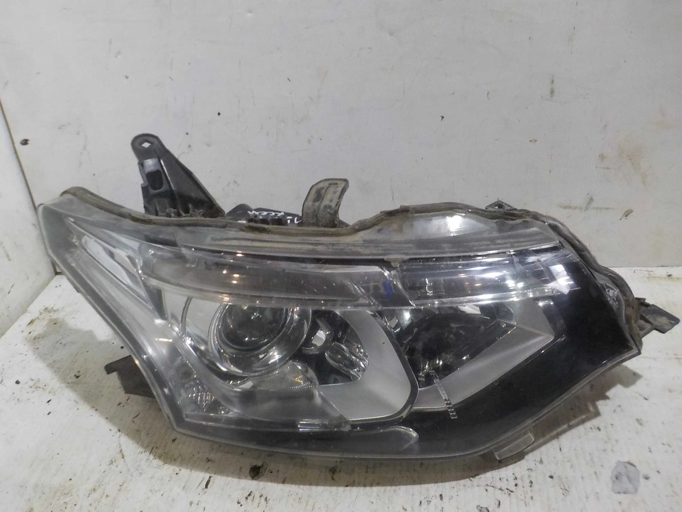 Фара Mitsubishi Outlander III (2012—2015) Перед Право