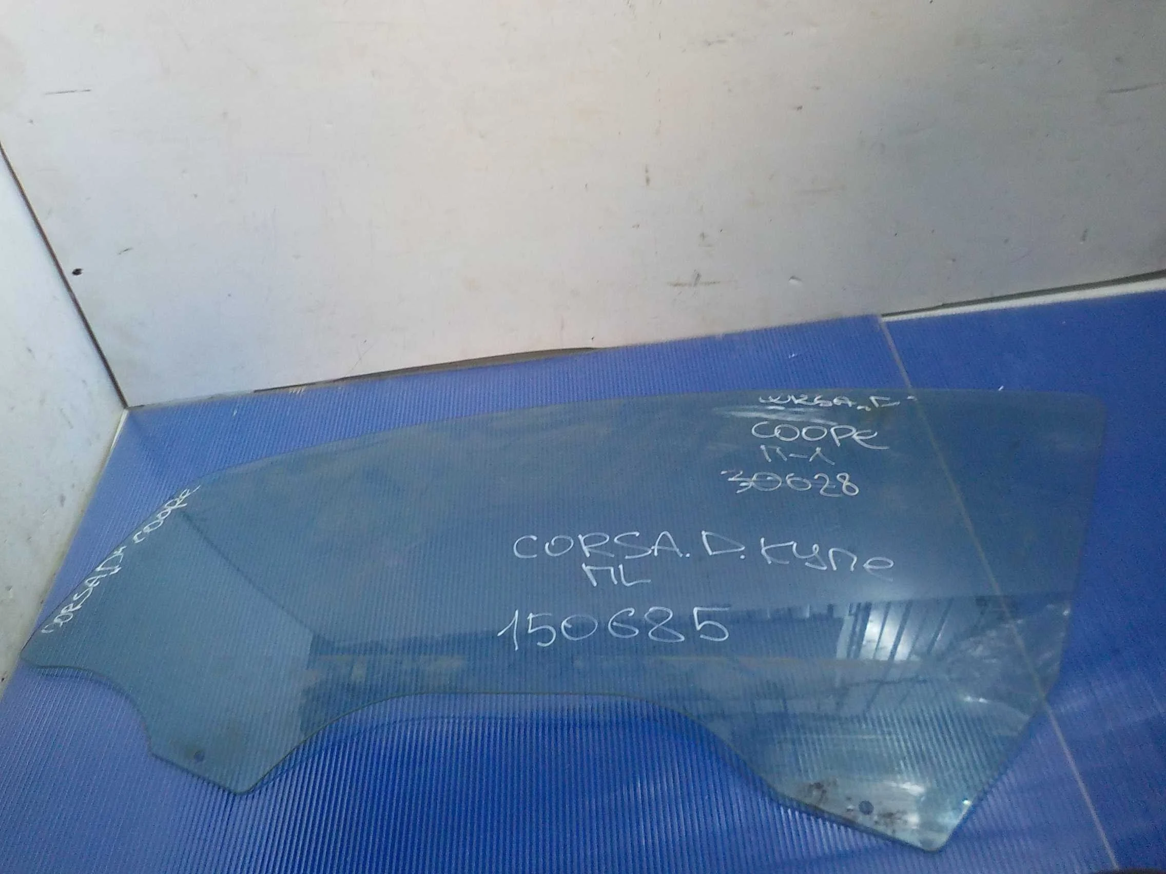 стекло Opel Corsa D (2006—2010) Перед Лево