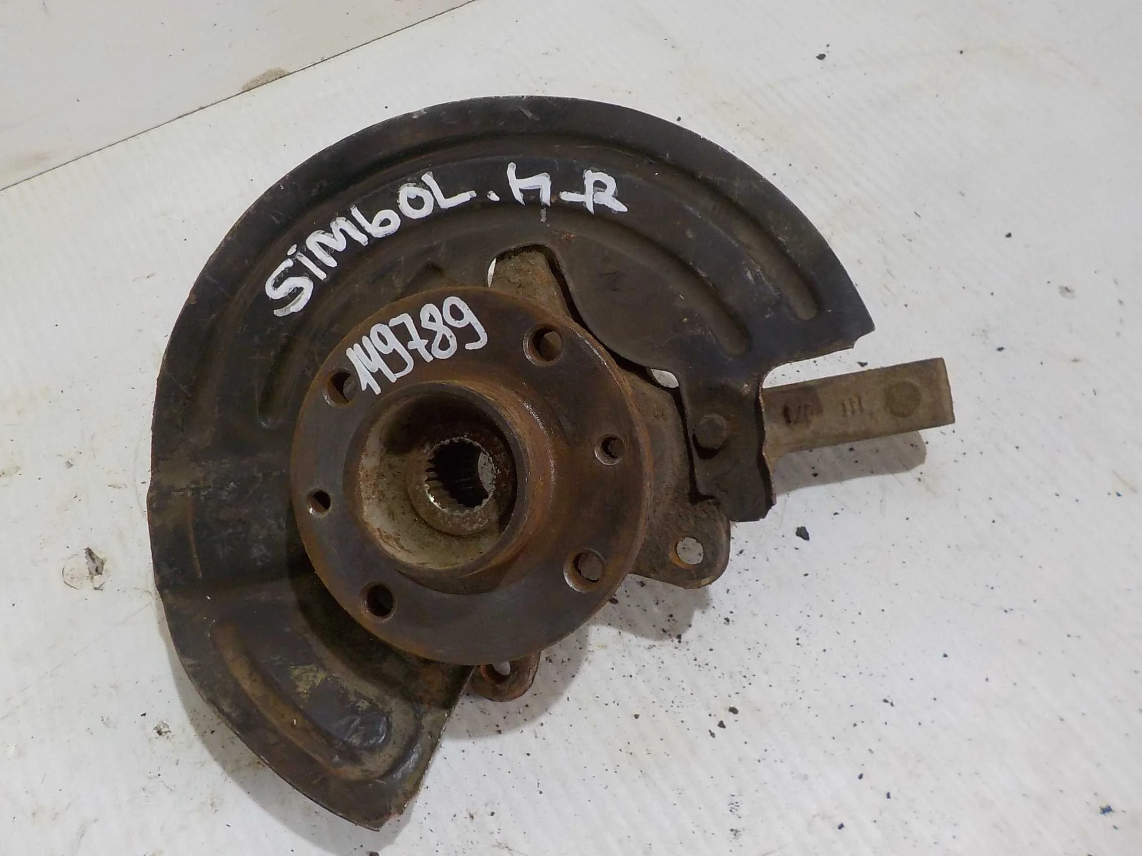 кулак поворотный Renault Symbol I рестайлинг (2002—2006) Перед Право