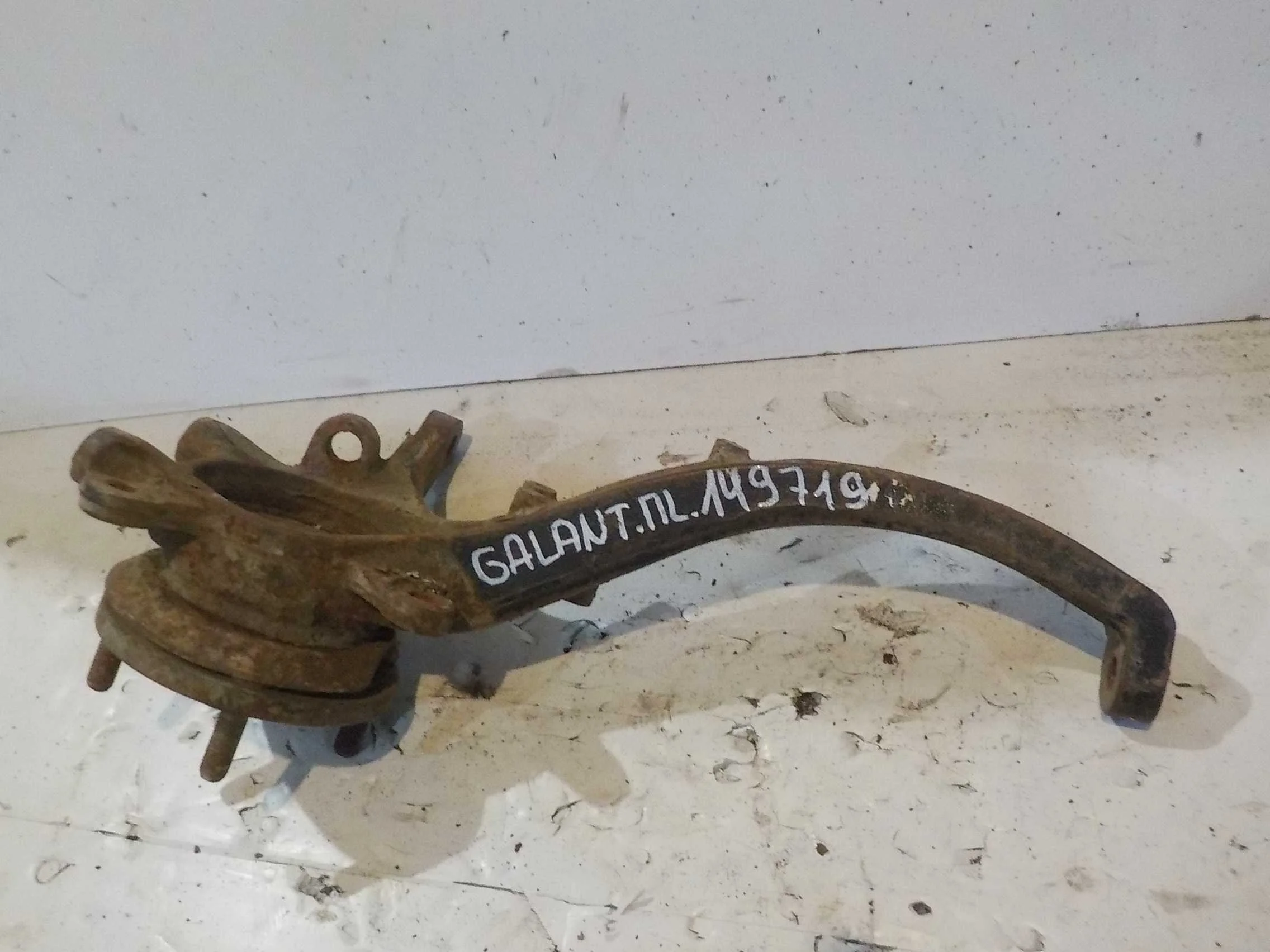 кулак поворотный Mitsubishi Galant VII (1992—1997) Перед Лево