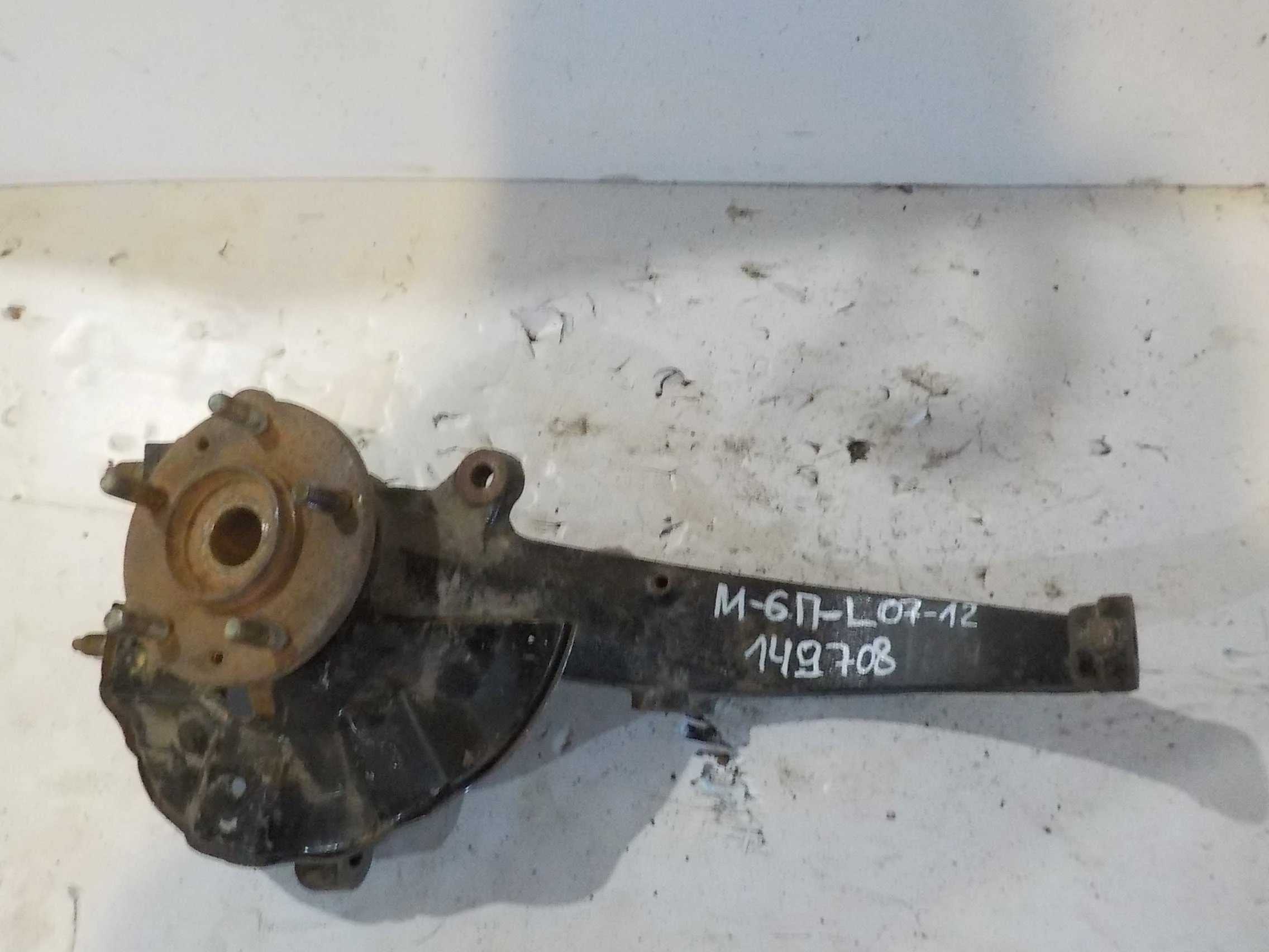 кулак поворотный Mazda 6 GH (2007—2009) Перед Лево