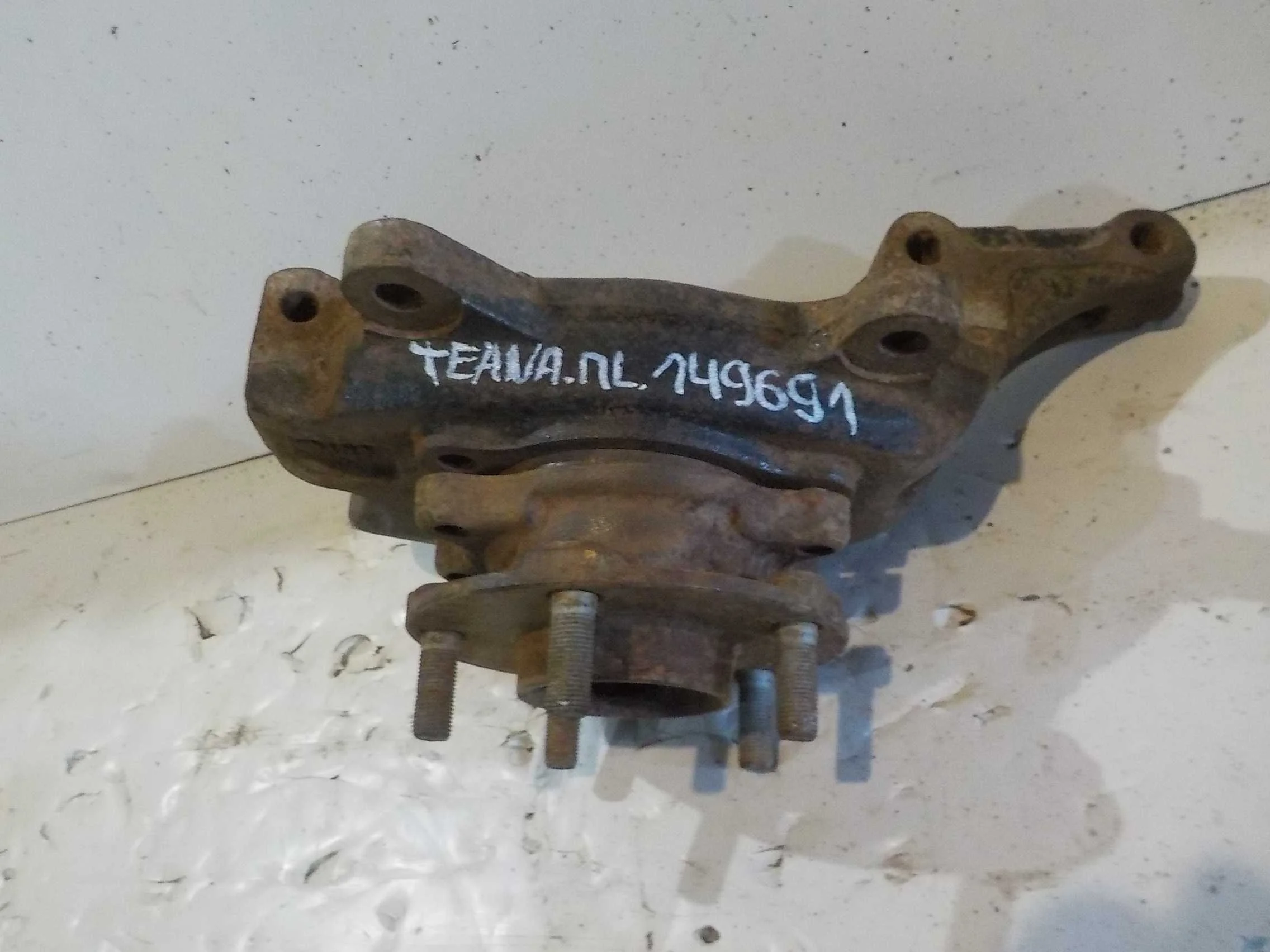 кулак поворотный Nissan Teana J31 (2003—2005) Перед Лево